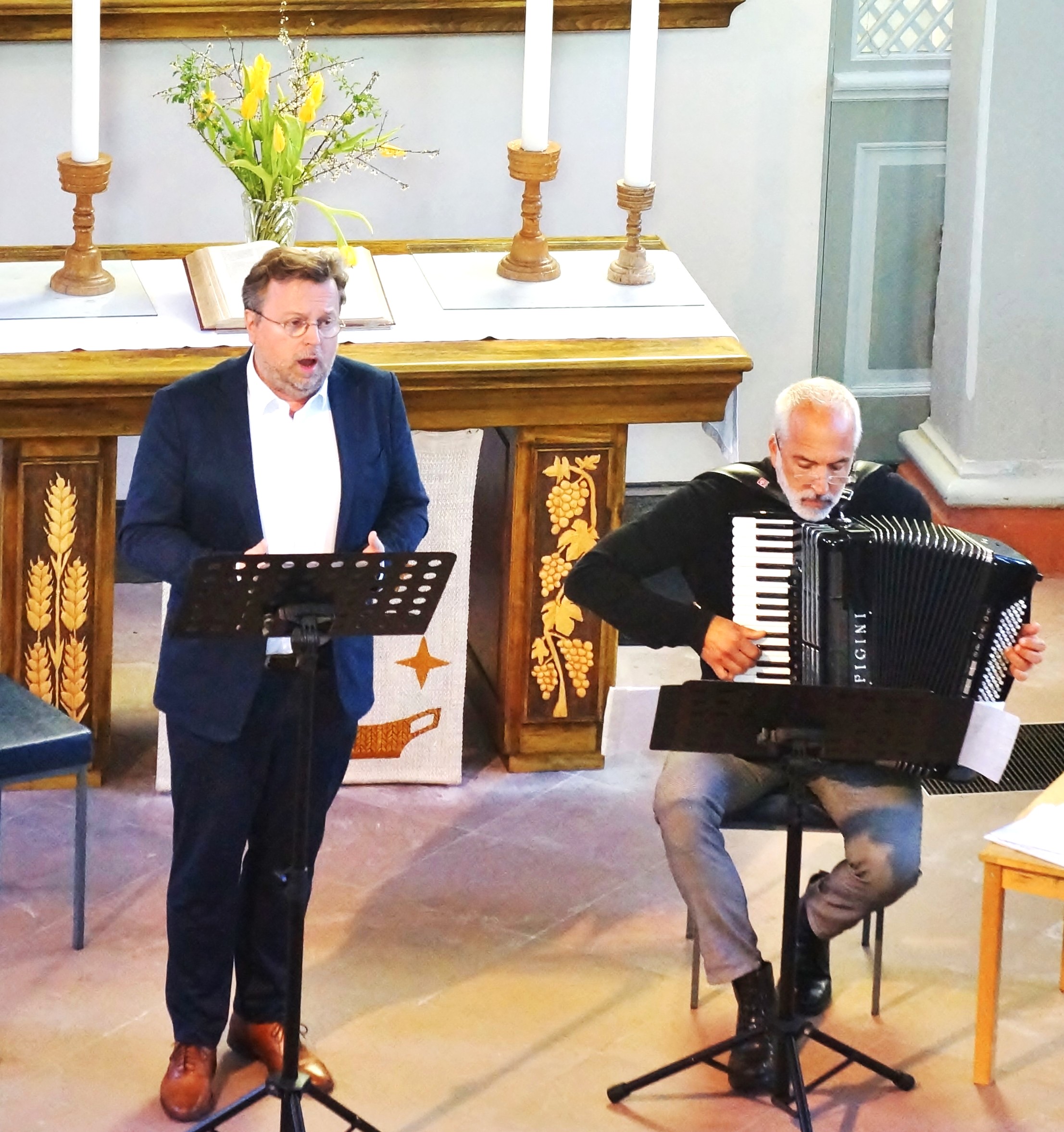 Markus Flaig am Akkordeon und Franz Fitzthum als Countertenor in einem Altarraum 