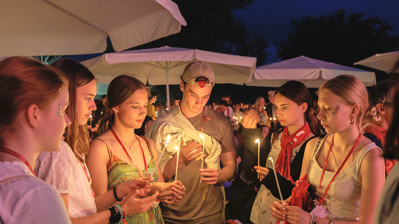 Kirchentag Jugendliche am Abend, die Kerzen halten und andächtig sind