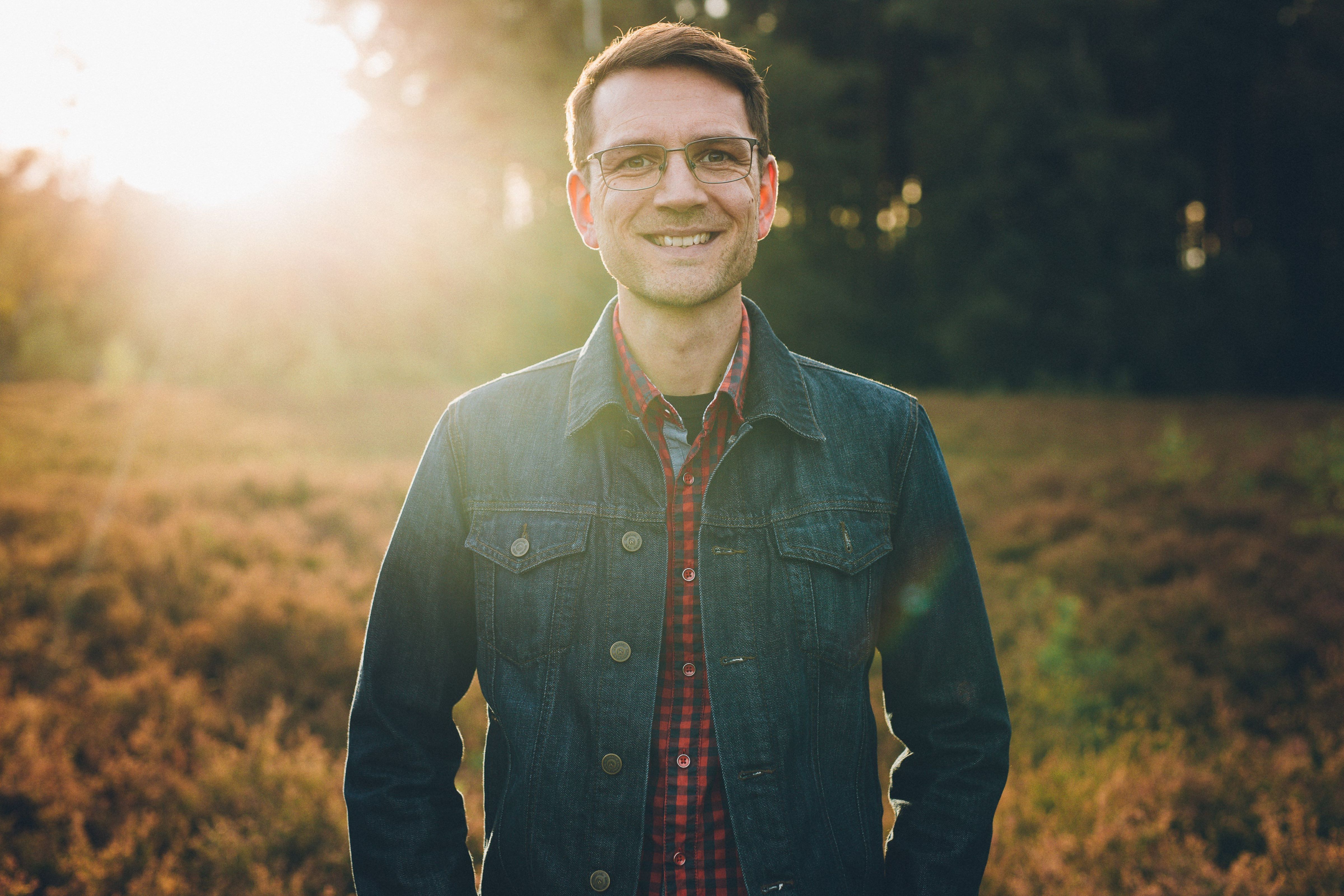 Musiker Benjamin Gail mit Sonne im Hintergrund