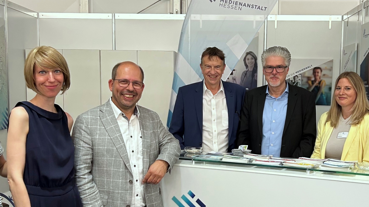 Gruppenfoto am Stand der Medienanstalt Hessen