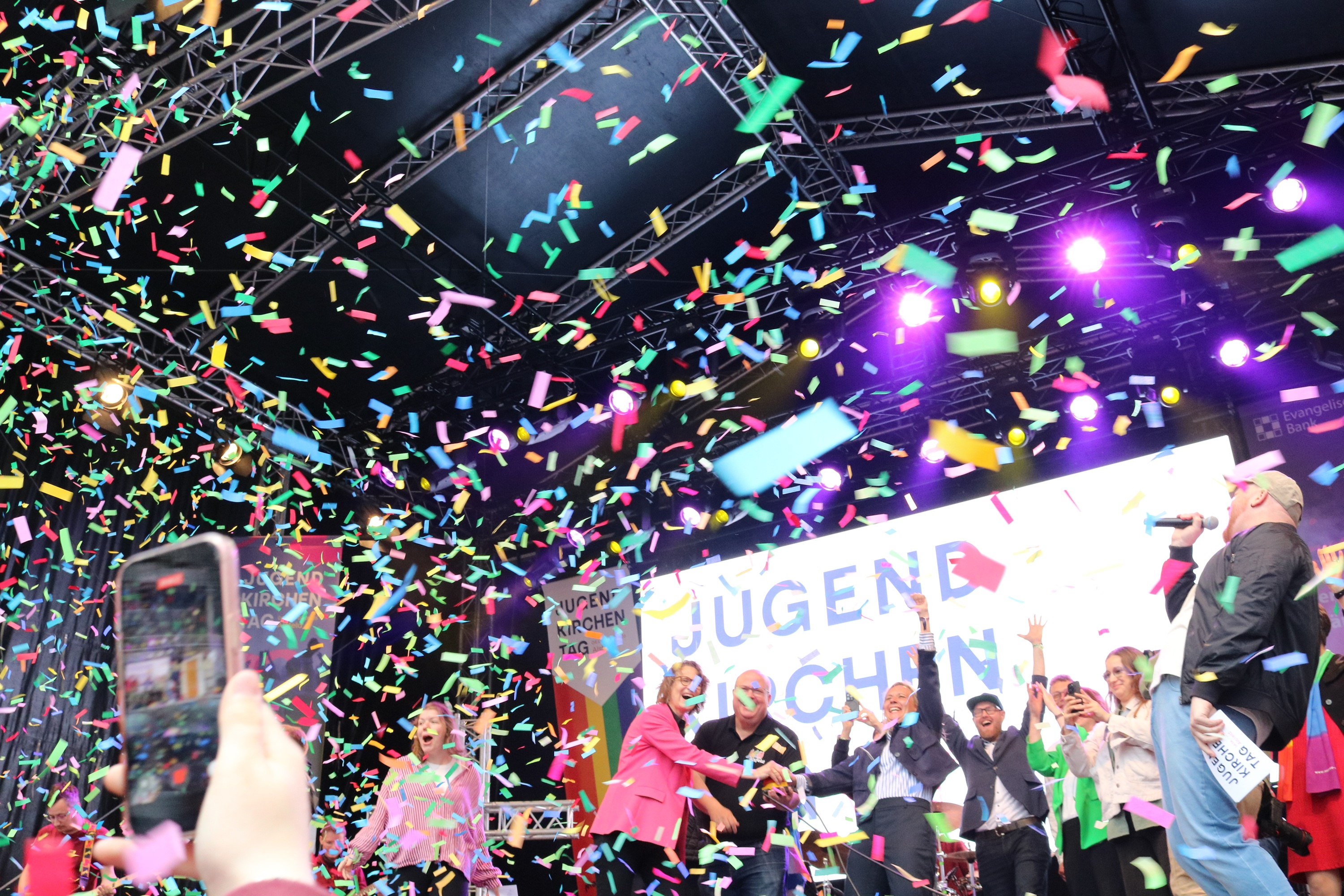 Buntes Bild mit Menschen und Konfetti