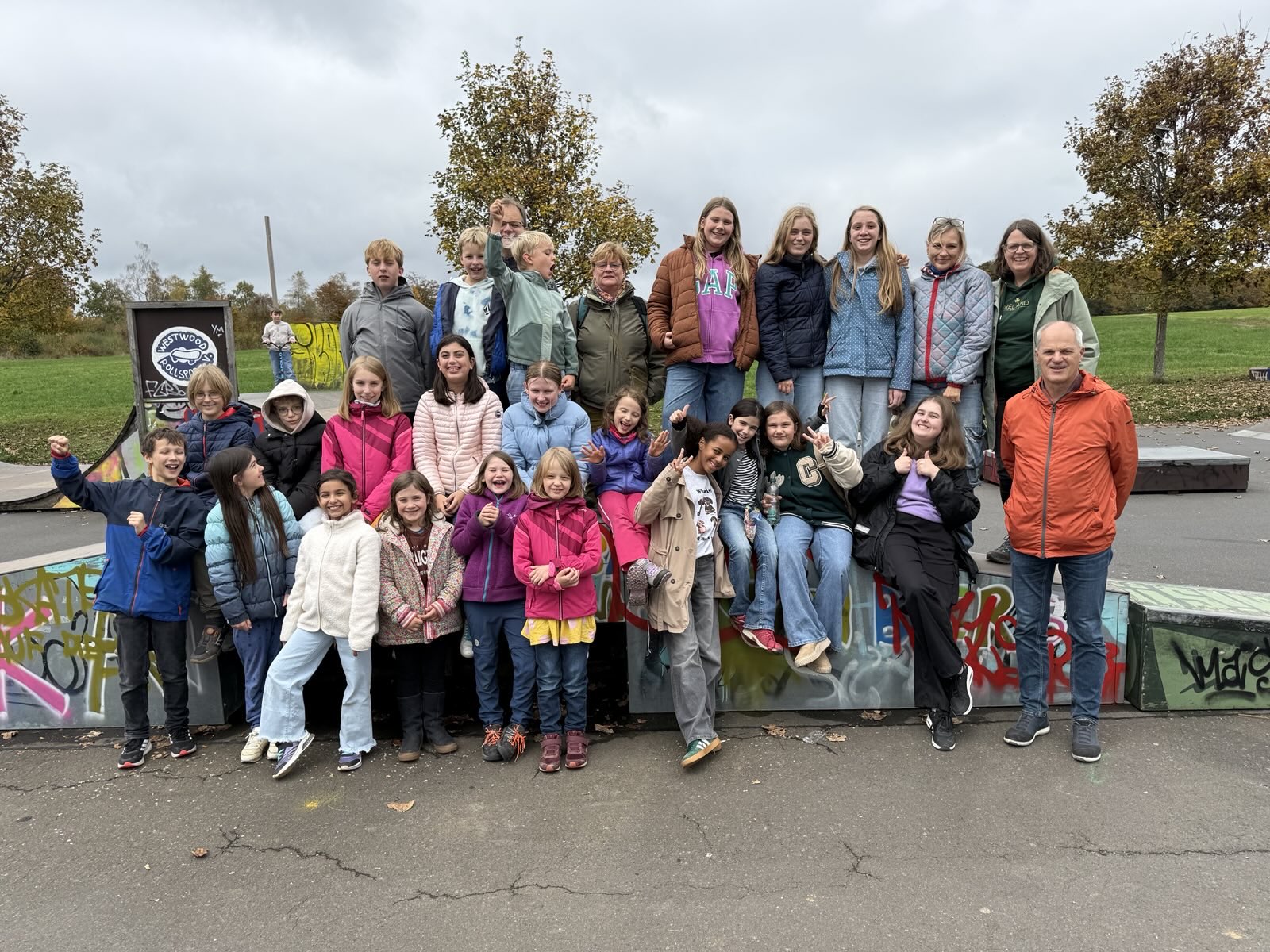 Gruppenfoto mit Kindern und Erwachsenen