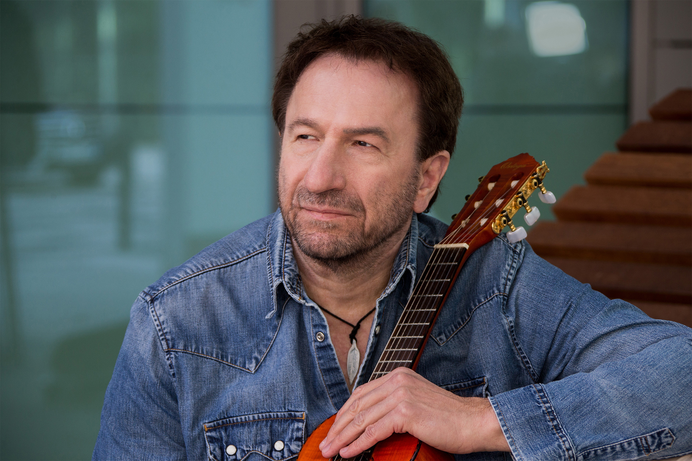 Clemens Bittlinger Portrait mit Gitarre