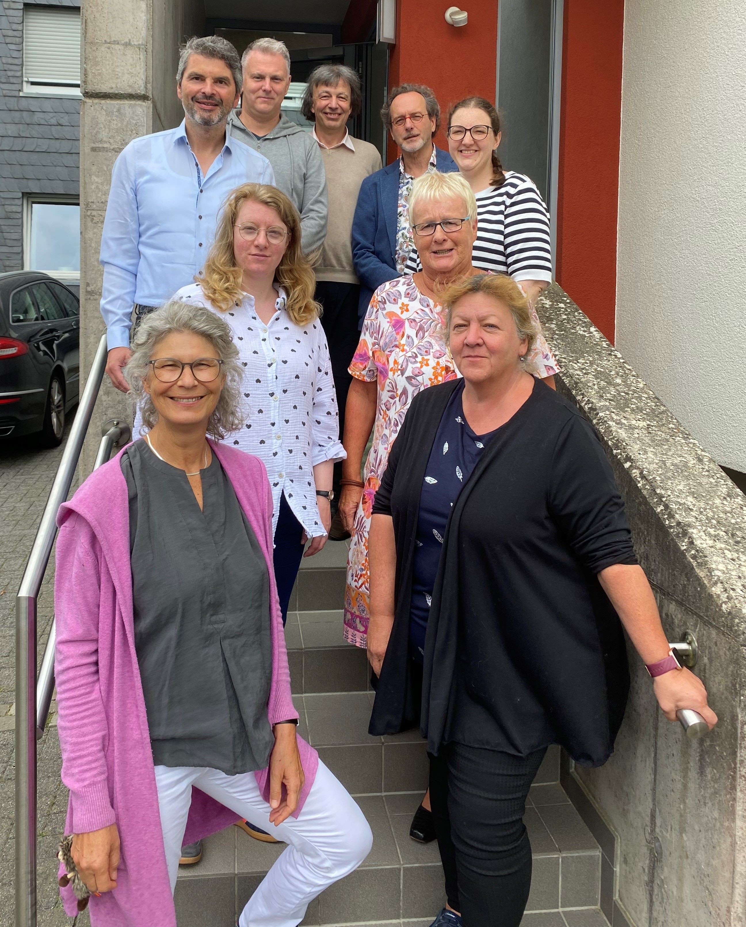 Zehn Menschen stehen auf einer Treppe. Das hauptamtliche Verkündigungsteam der Hoffnungsgemeinde: Anette Kassing, Nikola Züls, Ann-Sophie Huppers, Ines Flemmig, Klaus Simon, Patrick Leidinger, Horst Ketzer, Eberhard Geisler und Jessica hamm (von unten nach oben)
