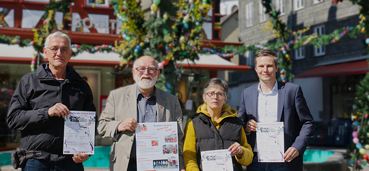 Das diesjährige Programm präsentieren Dr. Uwe Seibert (Evangelisches Dekanat an der Dill), Werner Schäfer und Andrea Theiß (IG Metall) sowie Jan Moritz Böcher, Vorsitzender des Präsidiums der AWO Lahn-Dill.  