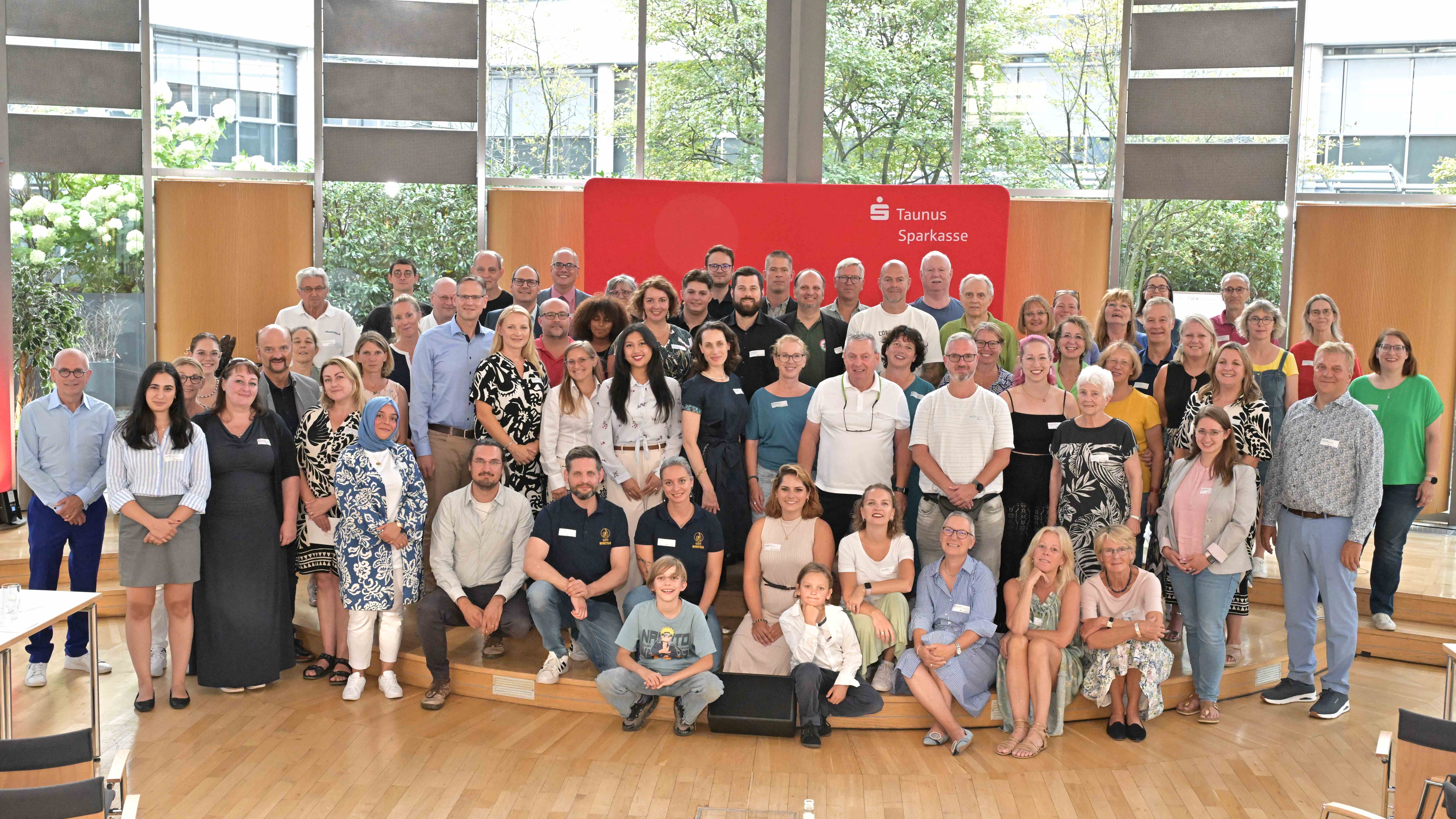 Rund 70 Vertreterinnen und Vertreter gemeinnütziger Vereine wurden am 20. August von Oliver Klink (links), Vorstandsvorsitzender der Taunus Sparkasse, und Landrat Ulrich Krebs (rechts), stellvertretender Verwaltungsratsvorsitzender, im Forum des Landratsamtes in Bad Homburg begrüßt.
