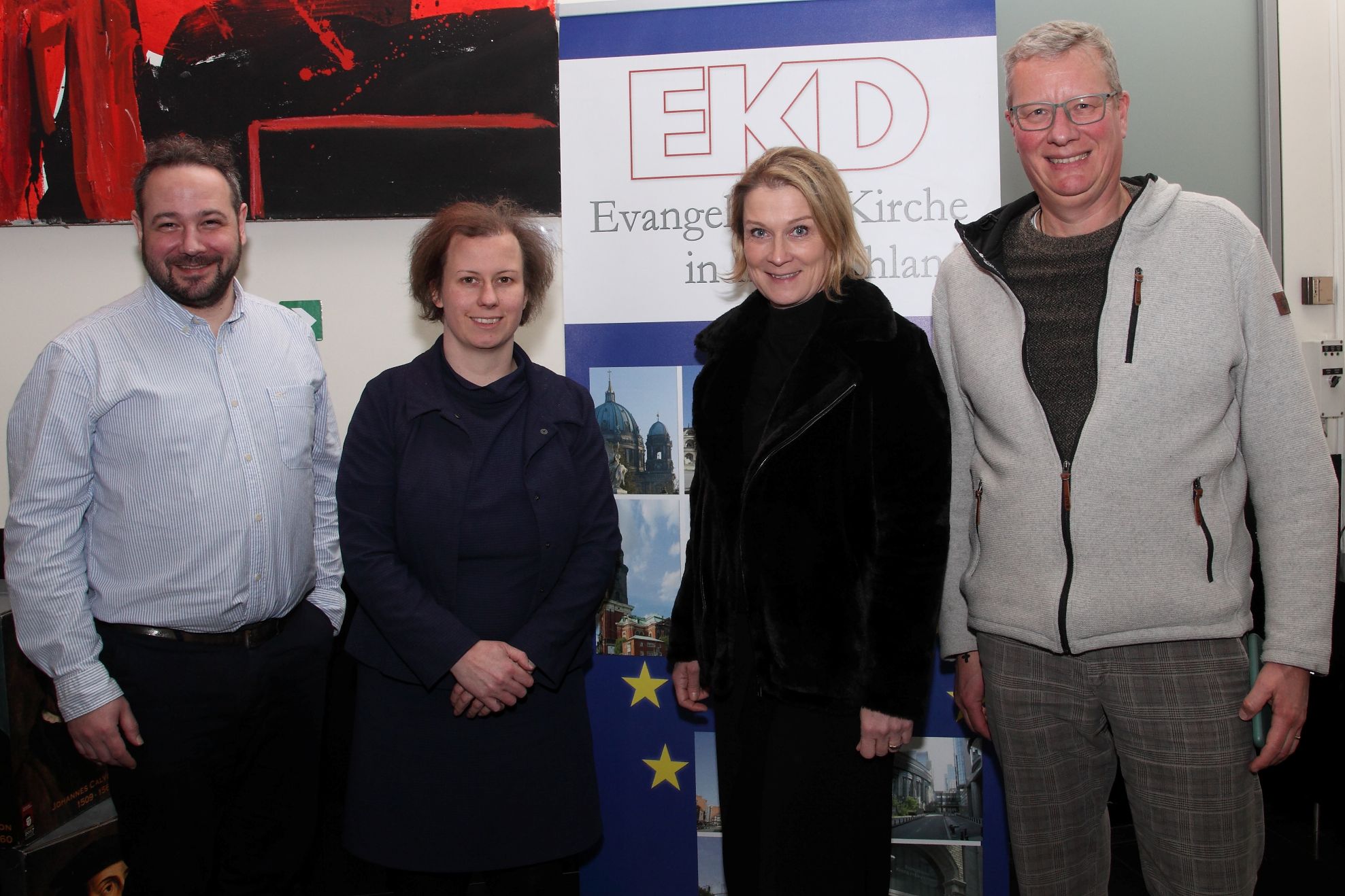 Gruppenbild mit 4 Menschen in einem Büro
