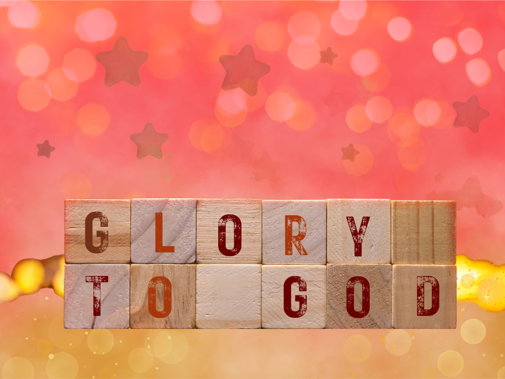 Auf hölzernen Bauklötzen steht Glory to God. Die Bauklötze stehen vor einem roten und goldenen, wolkigen Hintergrund mit Sternen