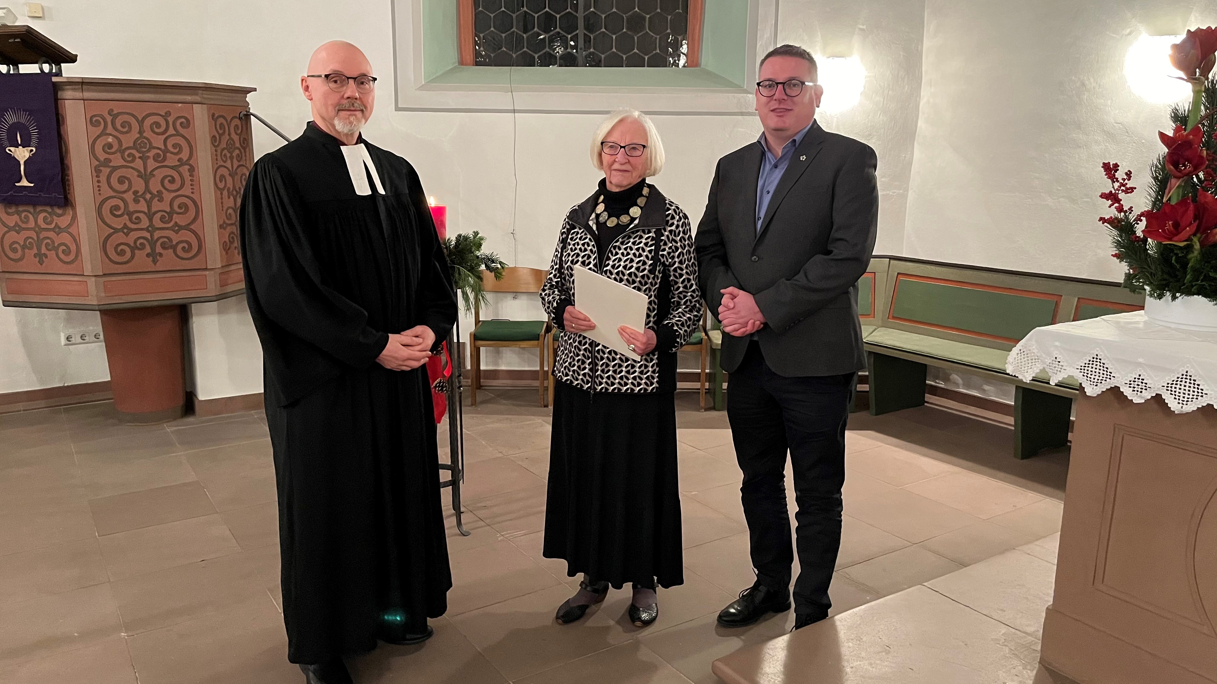 2023 wurde Rosemarie Lemke für 30 Jahre ehrenamtliches Engagement als Prädikantin ausgezeichnet. Mit im Bild der stellvertretende Dekan Thomas Ludwig (links) und Dekanatspräses Alexander Ebert.