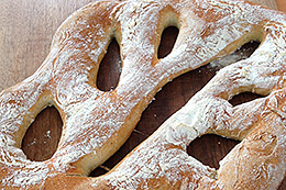 Nahaufnahme einer Fugasse (Brot in Blattform mit Löchern)