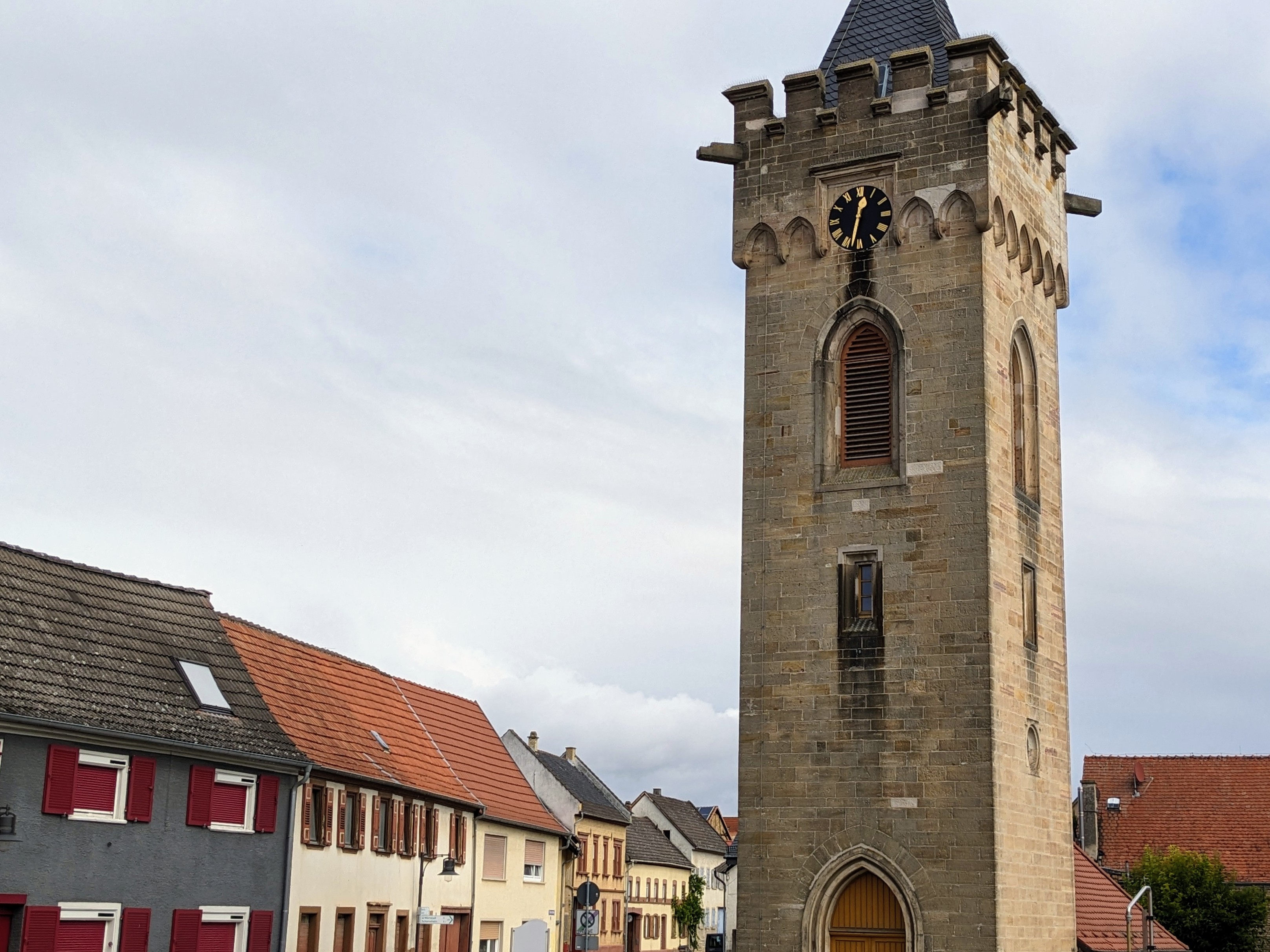 Ein historischer Turm ragt über eine Häuserzeile hinaus.