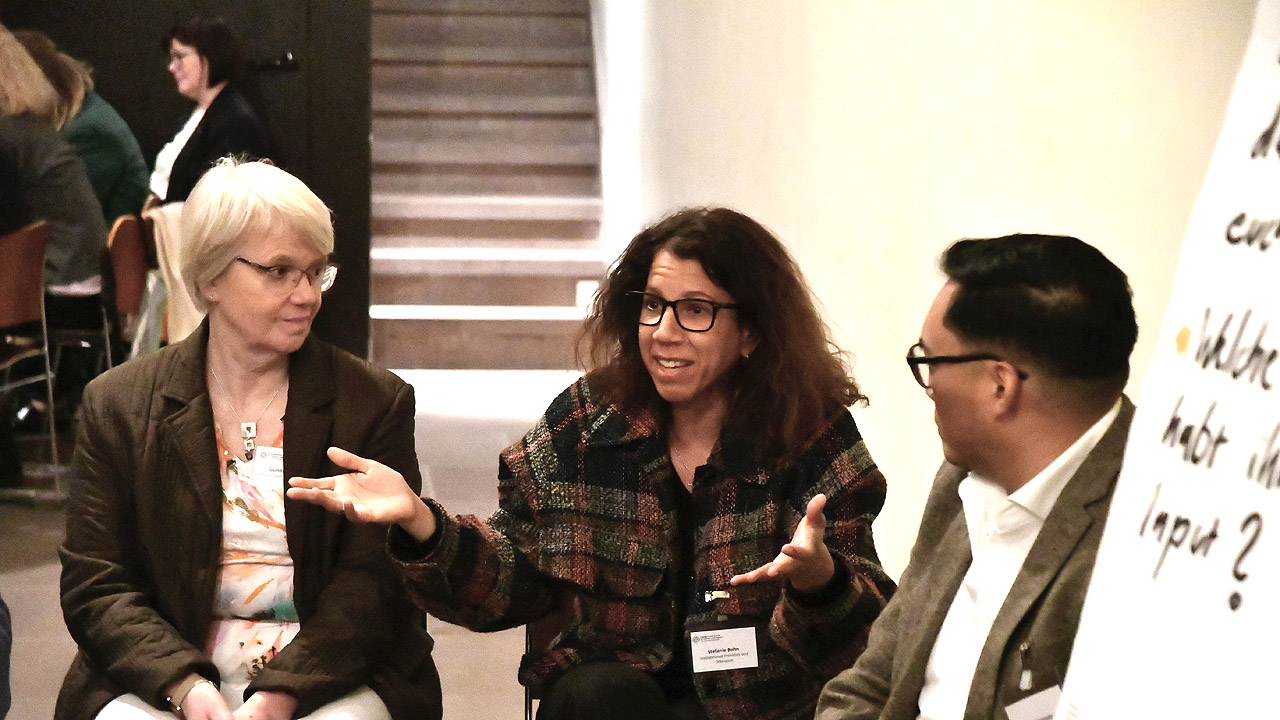 Worshopsituation mit People of Color, eine Frau spricht