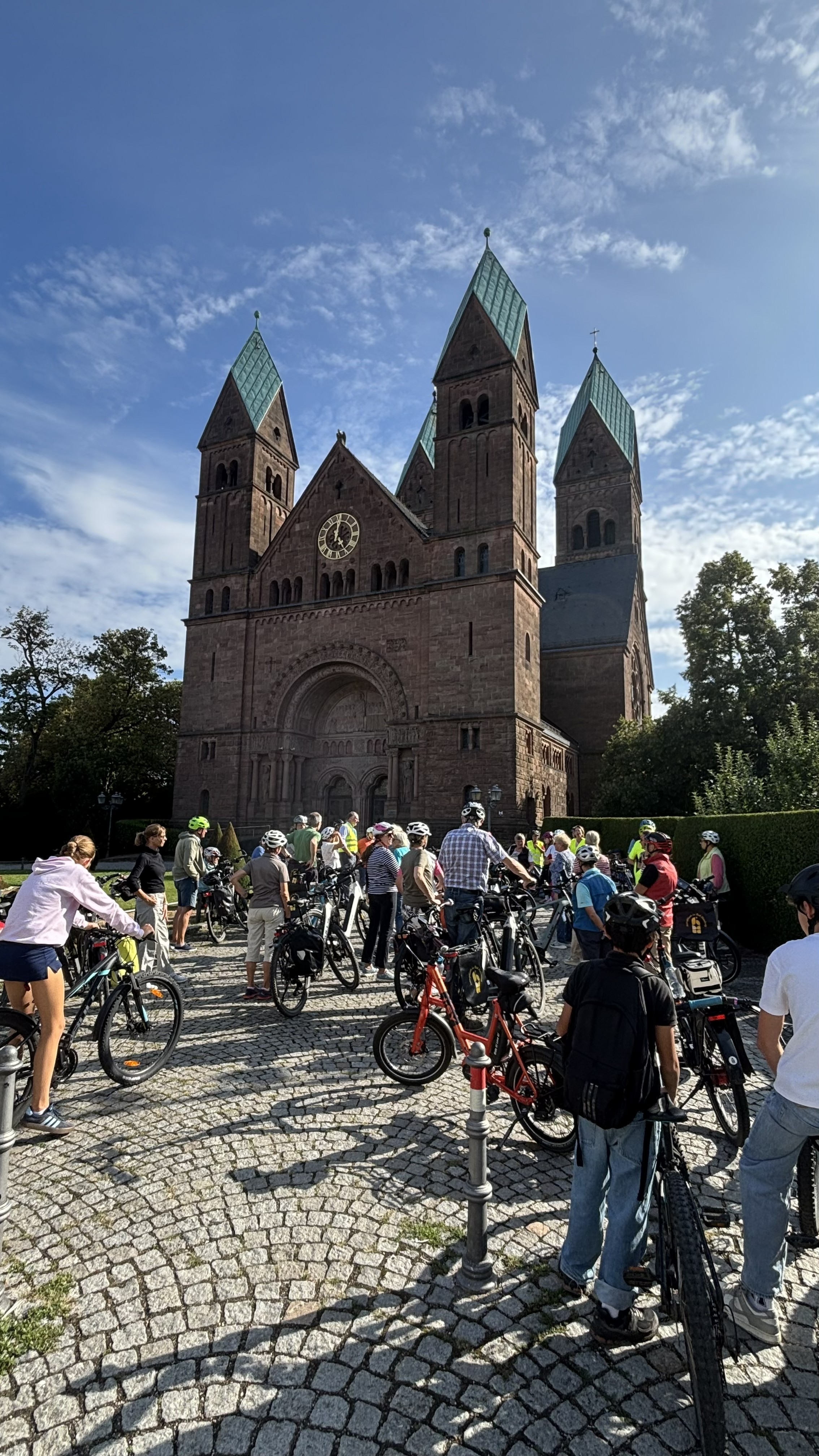 Die Teilnehmer der STADTRADELN Radtour der Evangelischen Kirchengemeinde Bad Homburg stehen mit ihren Rädern vor der Erlöserkirche