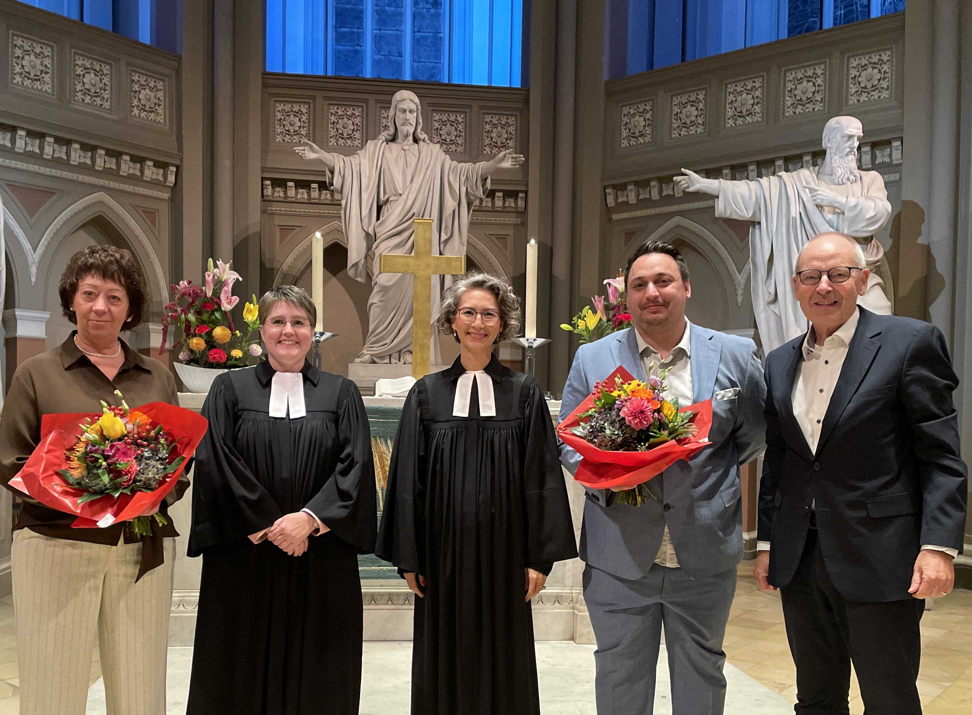 Fünf Menschen stehen nebeneinander in der Kirche