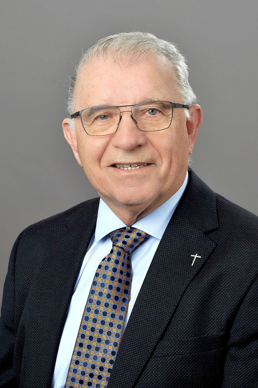 Ein älterer Mann im Anzug mit Krawatte