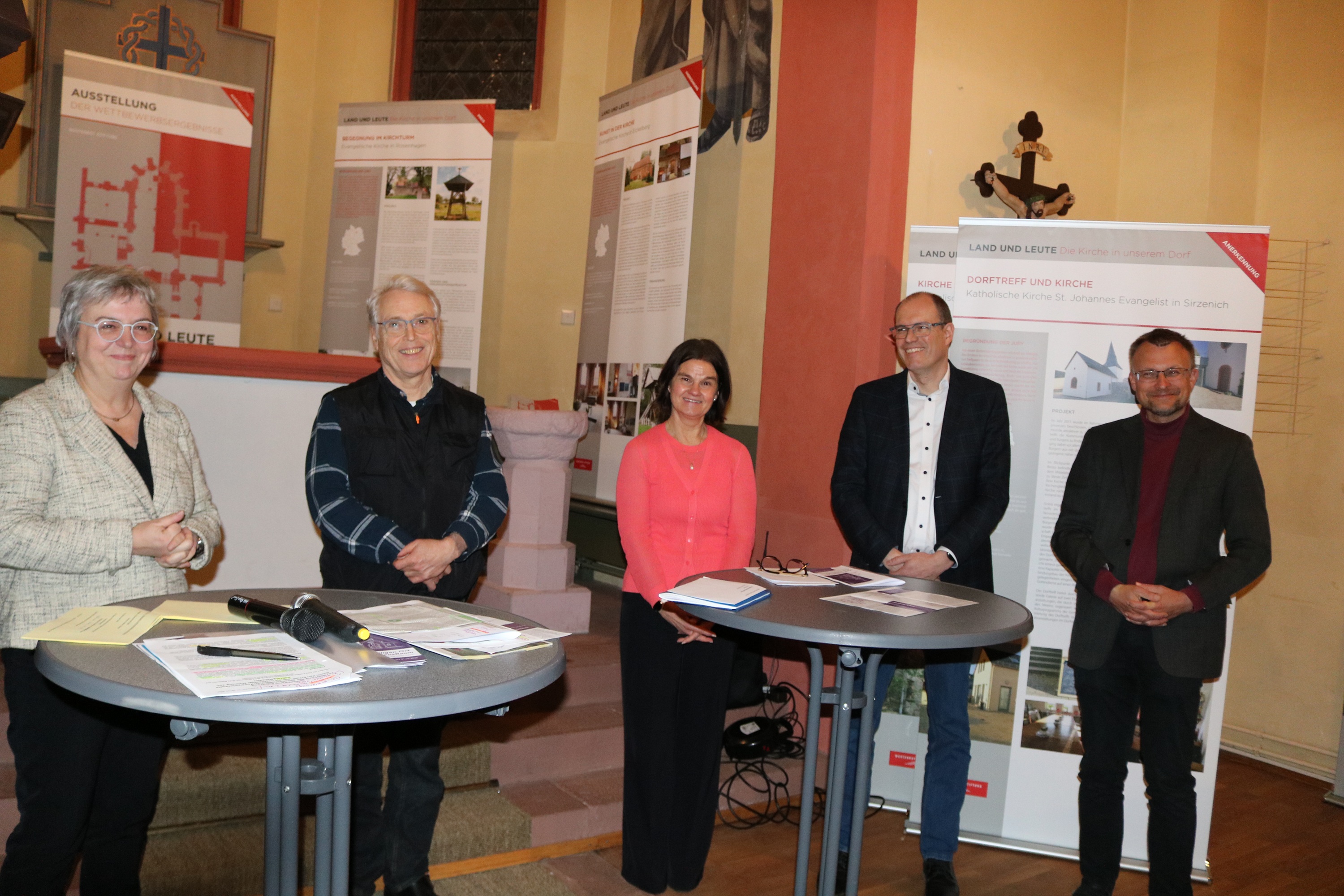 Gruppe Menschen im Alterraum