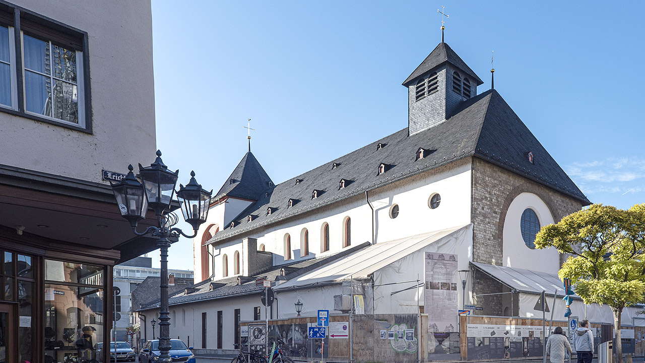 Außenansicht einer gedrungenen Kirche
