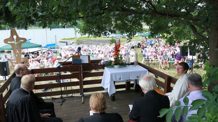 Blick auf den Altar und die Besucher:innen des letzten Seegottesdienstes