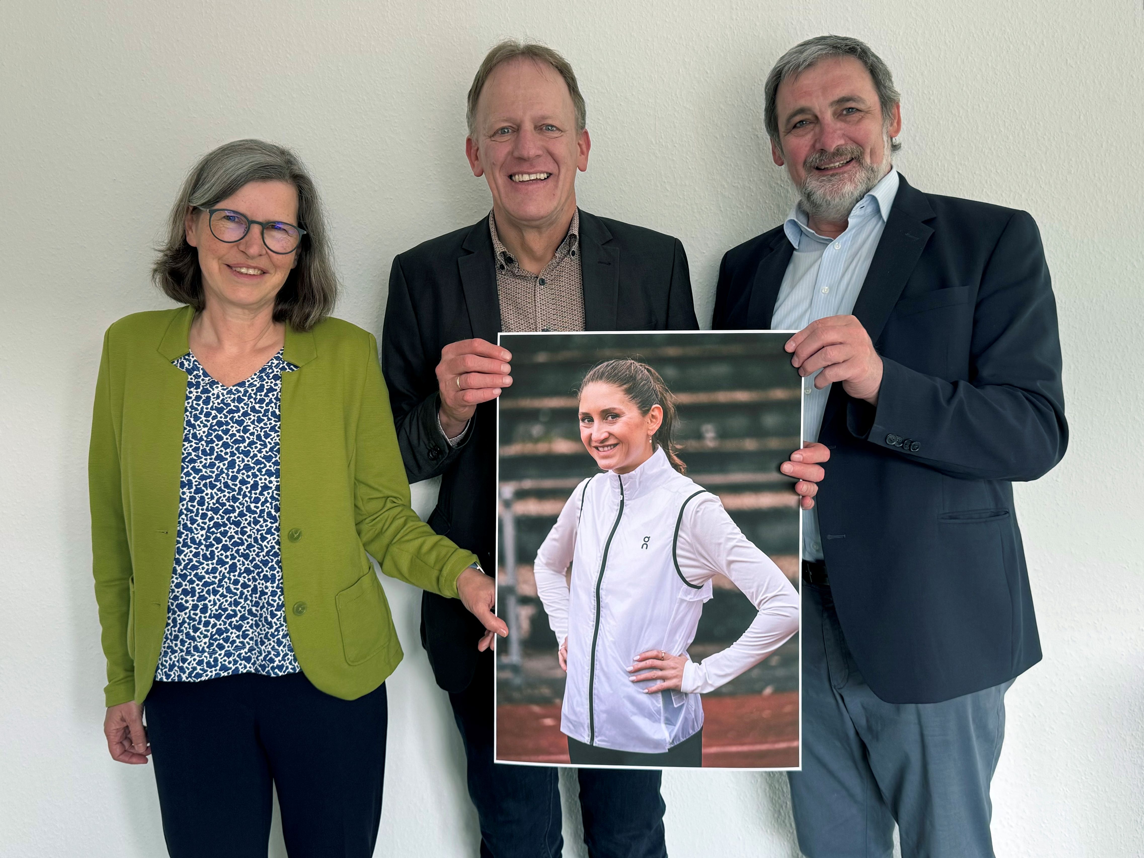 Freuen sich über die Unterstützung durch Gesa Krause, die gerade zur Vorbereitung der Europameisterschaften in den USA trainiert: Annette Isheim, Leiterin der Beratungsstelle an der Dill und die Stiftungsvorstände Präses Dr. Wolfgang Wörner (Vorsitz) und Achim Hartmann (v.l.n.r.).