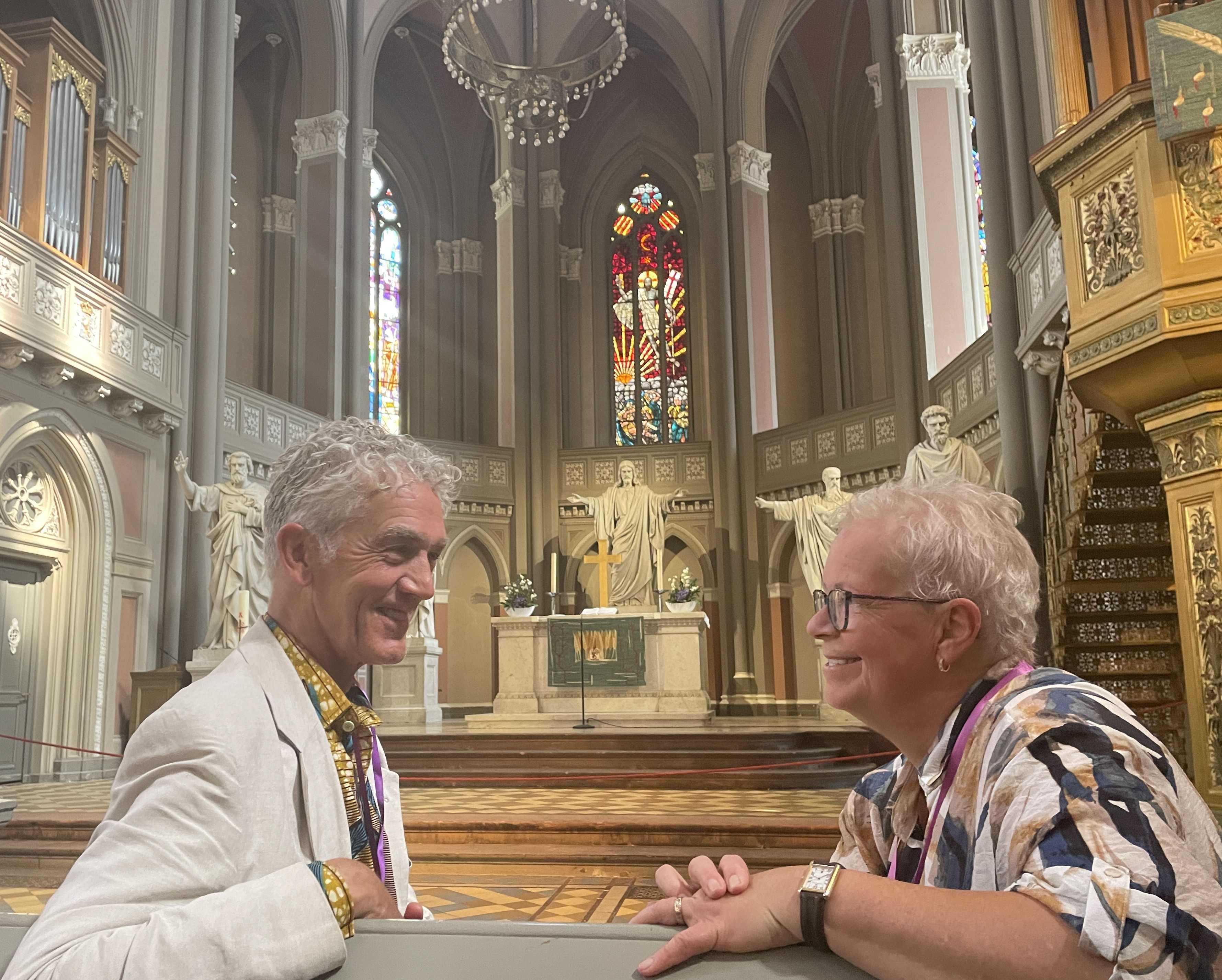 Mann und Frau sitzen in der Kirchenbank