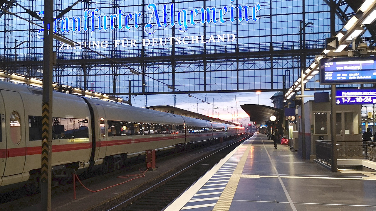 Ein leeres Gleis auf dem Frankfurter Hauptbahnhof 