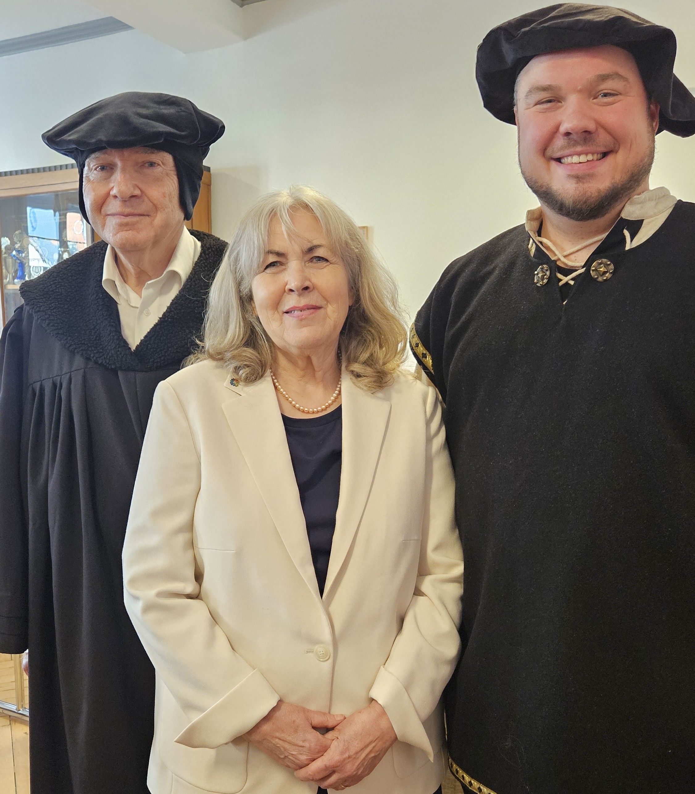 Beate Harbich-Schönert, weißer Blazer, schulterlanges graues Haar, zwischen den beiden PIstorius-Darstellern Rolf Hartmann und Jan-Philipp Repp in historischen Gewändern.