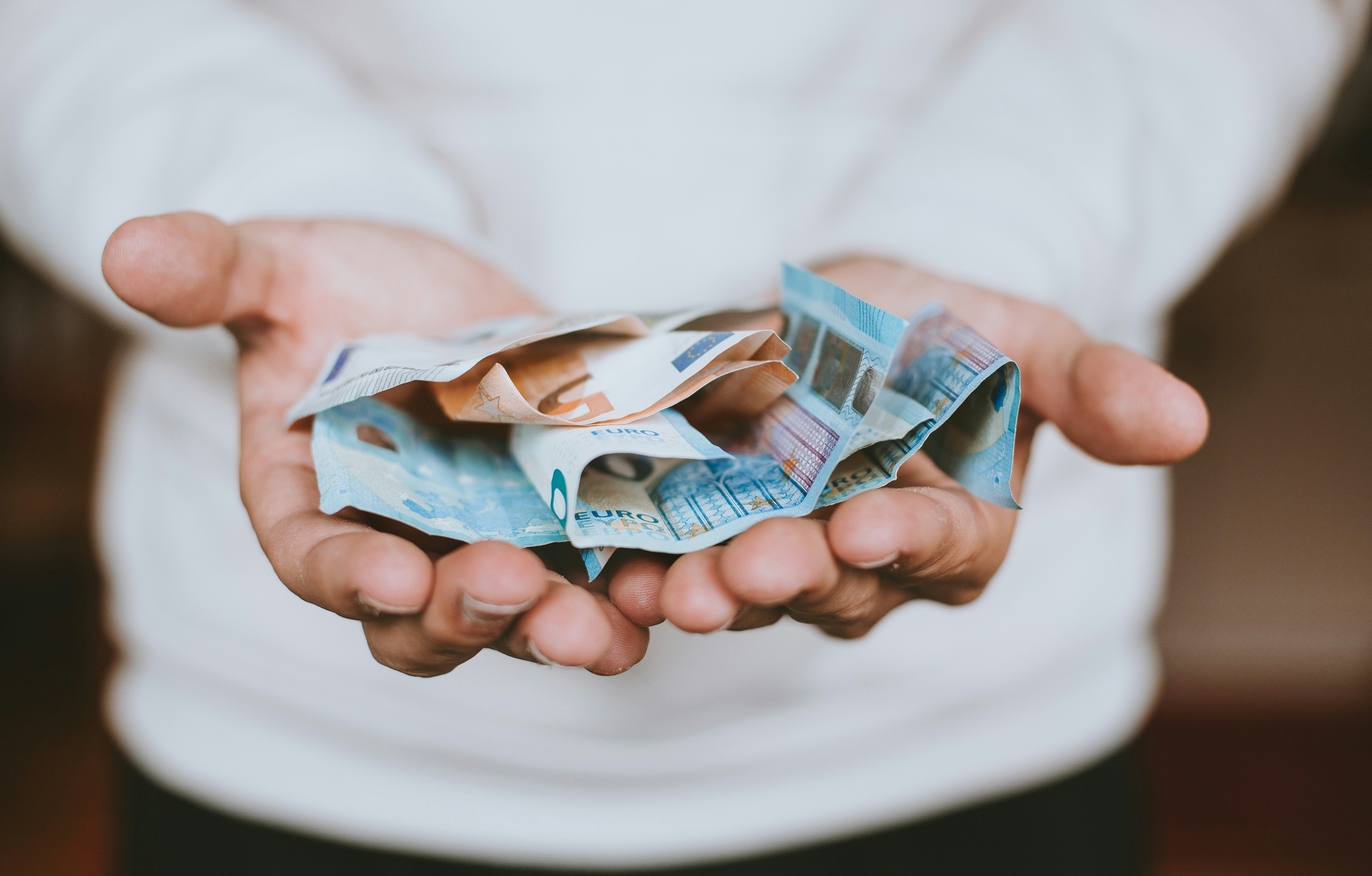 Spende Diakonie Viel Geld in zwei Händen