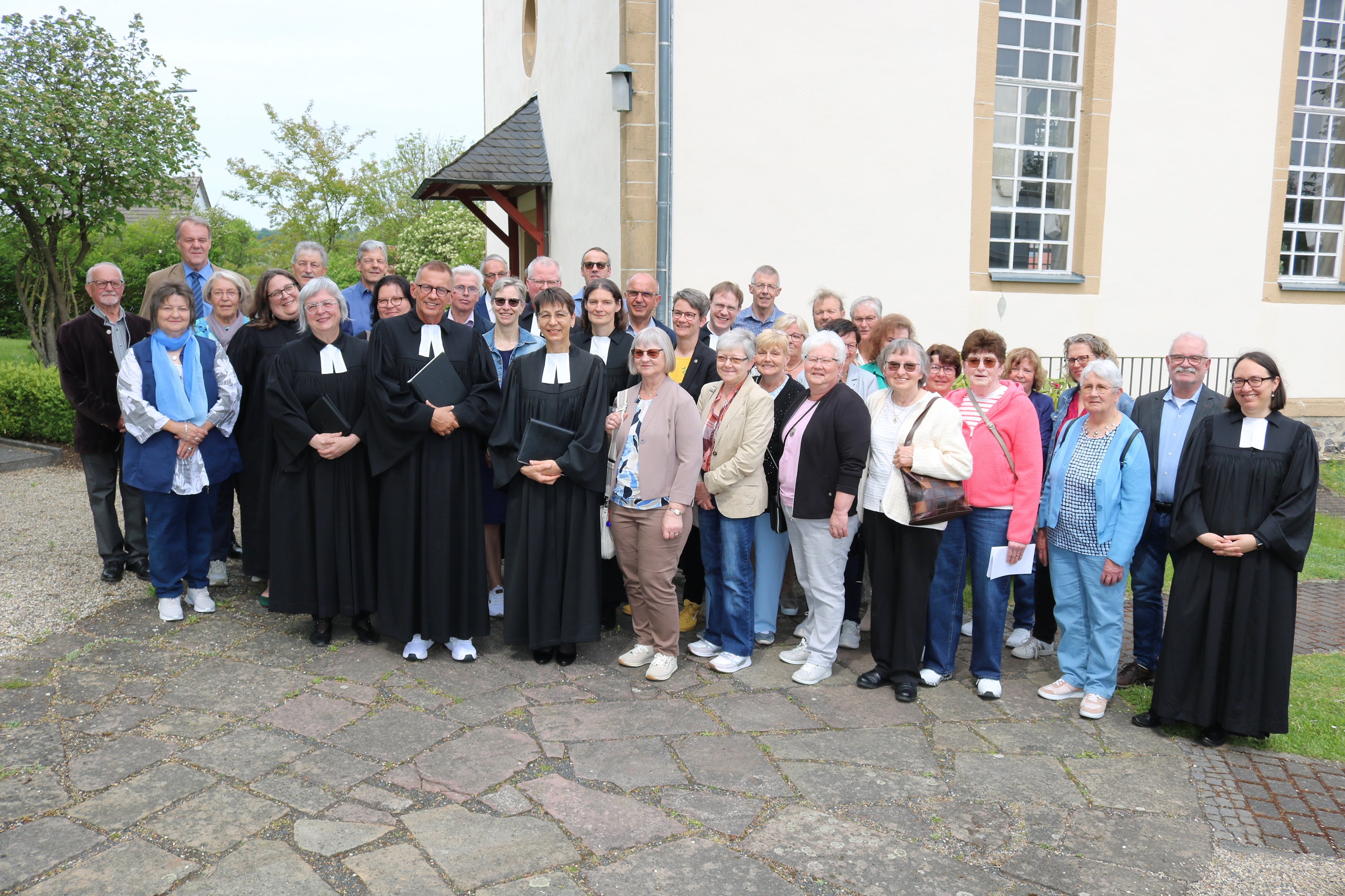 Gruppe von Menschen vor einer Kirche