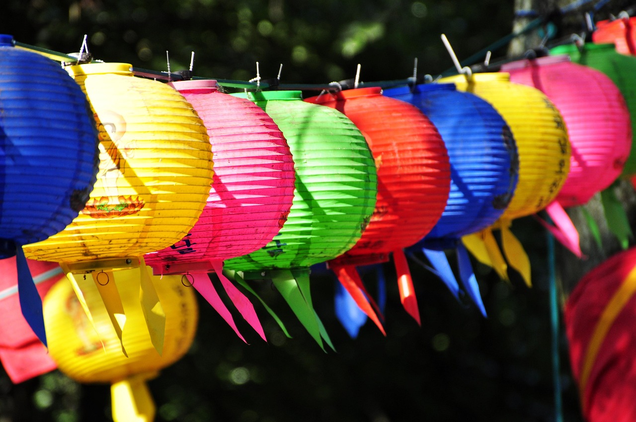 Eine Reihe bunter Lampions im Garten hängend