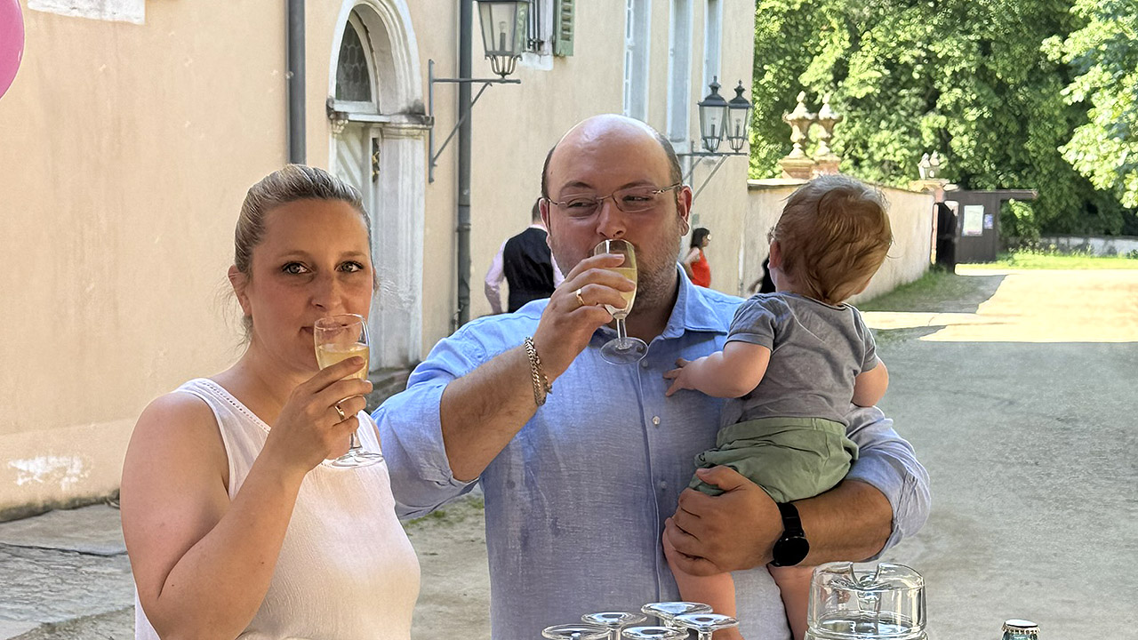 Hochzeitspaar stößt mit Sekt an