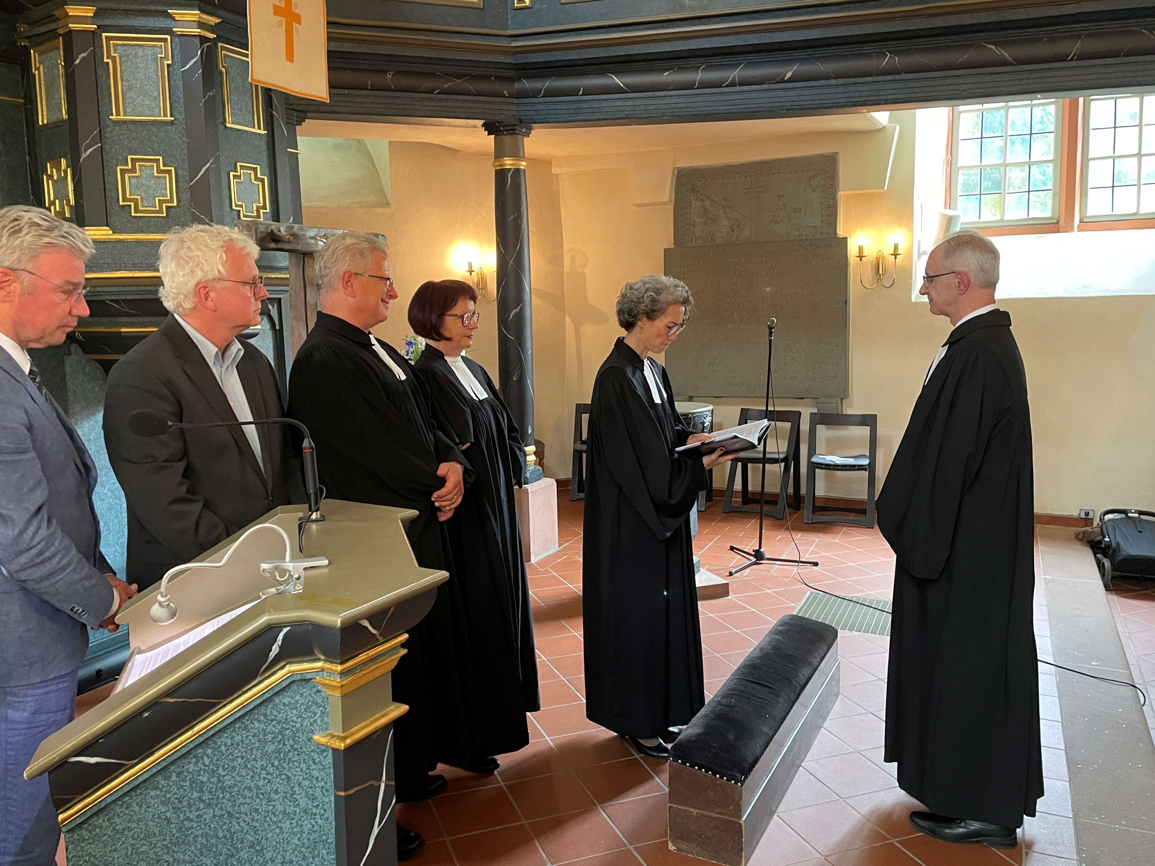 Pfarrer in Talaren in einer Kirche