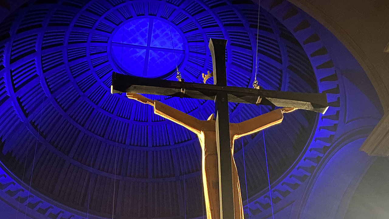 Jesus-Skulptur von Hinten unter der Kuppel der Christuskirche, die Kuppel ist blau beleuchtet