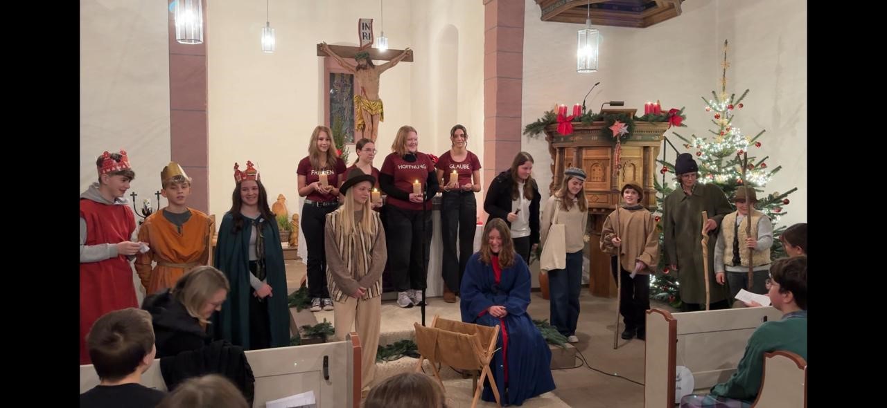 Gruppe Jugendlicher beim Krippenspiel