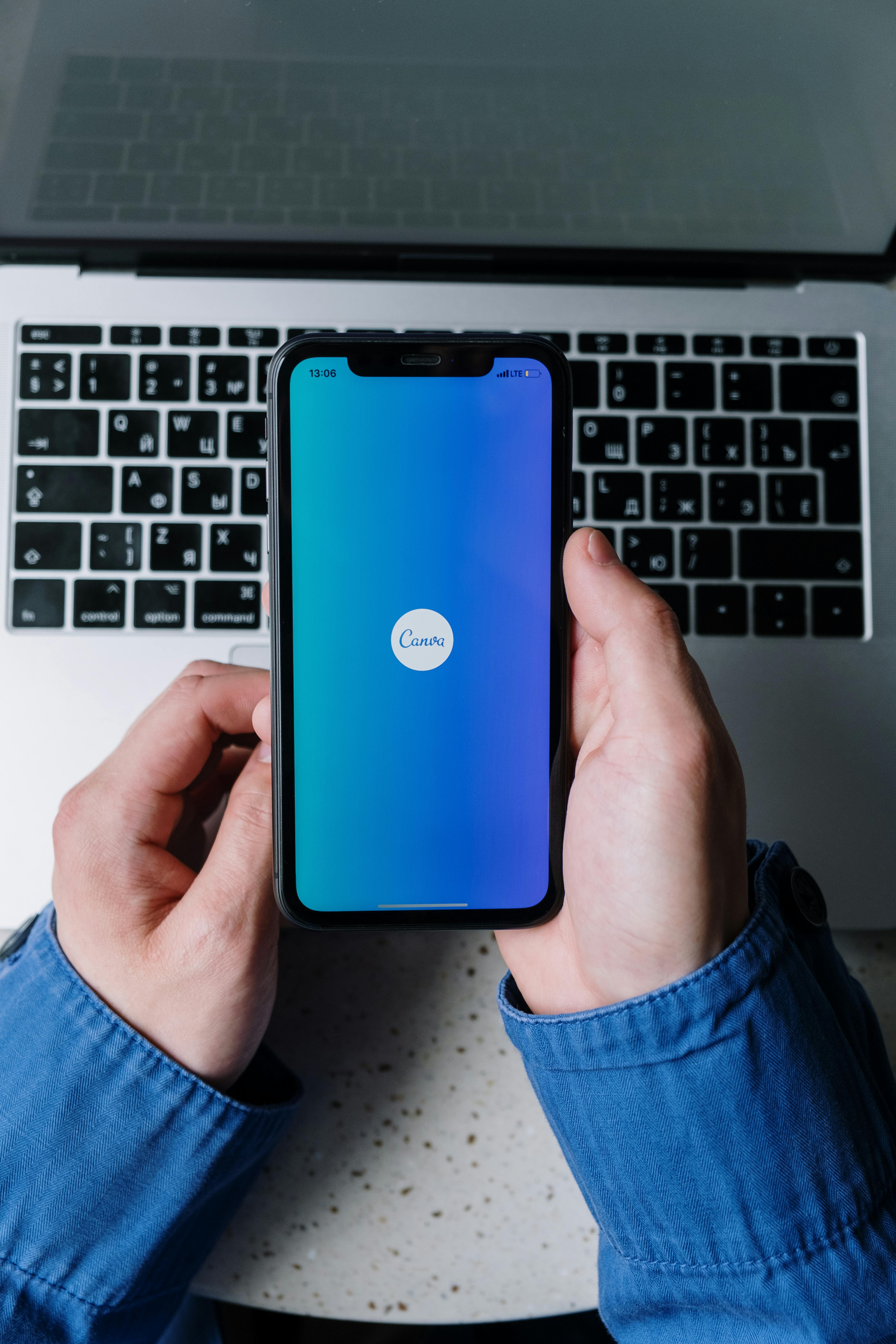 Hände halten Smartphone 