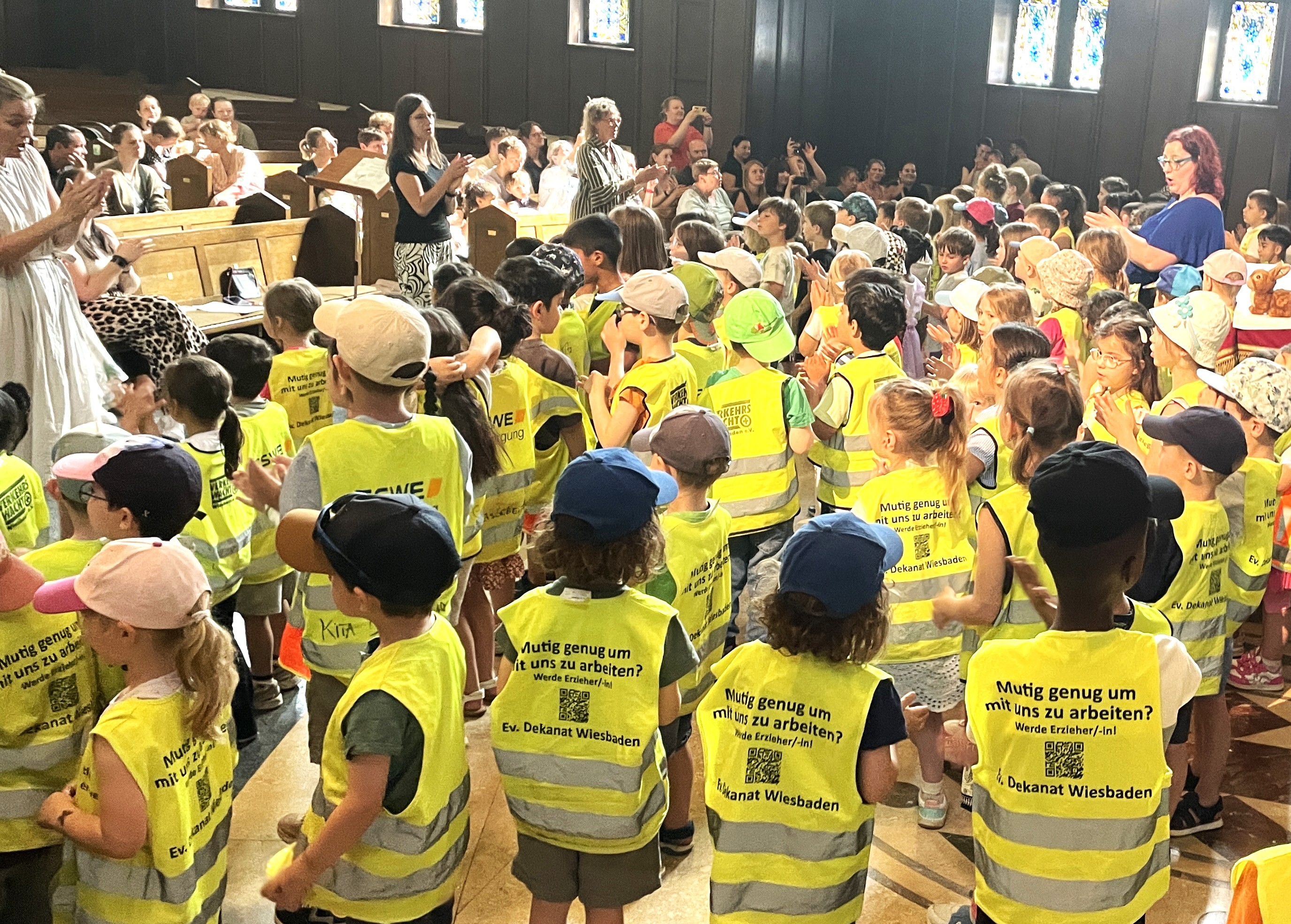 Kinder mit Warnwesten in der Kirche