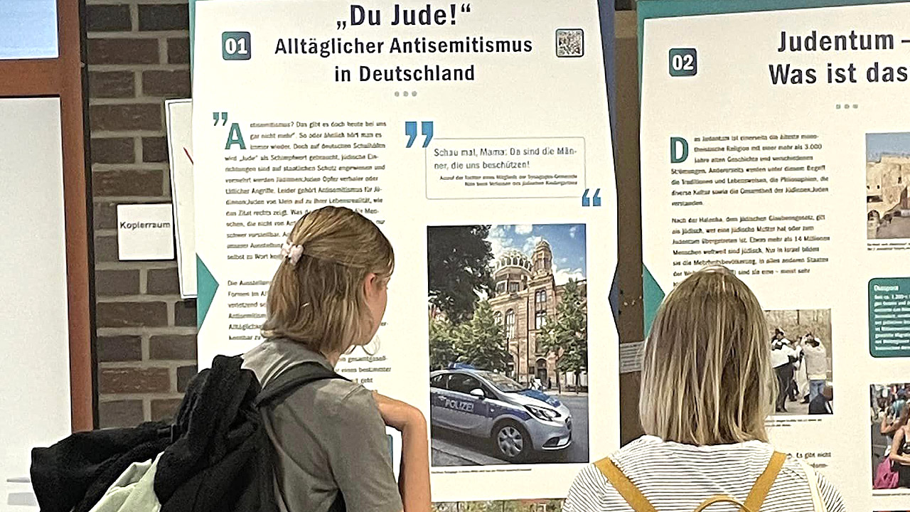 Ausstellung gegen Antisemitismus Besucherinnen vor Ausstellungstafeln