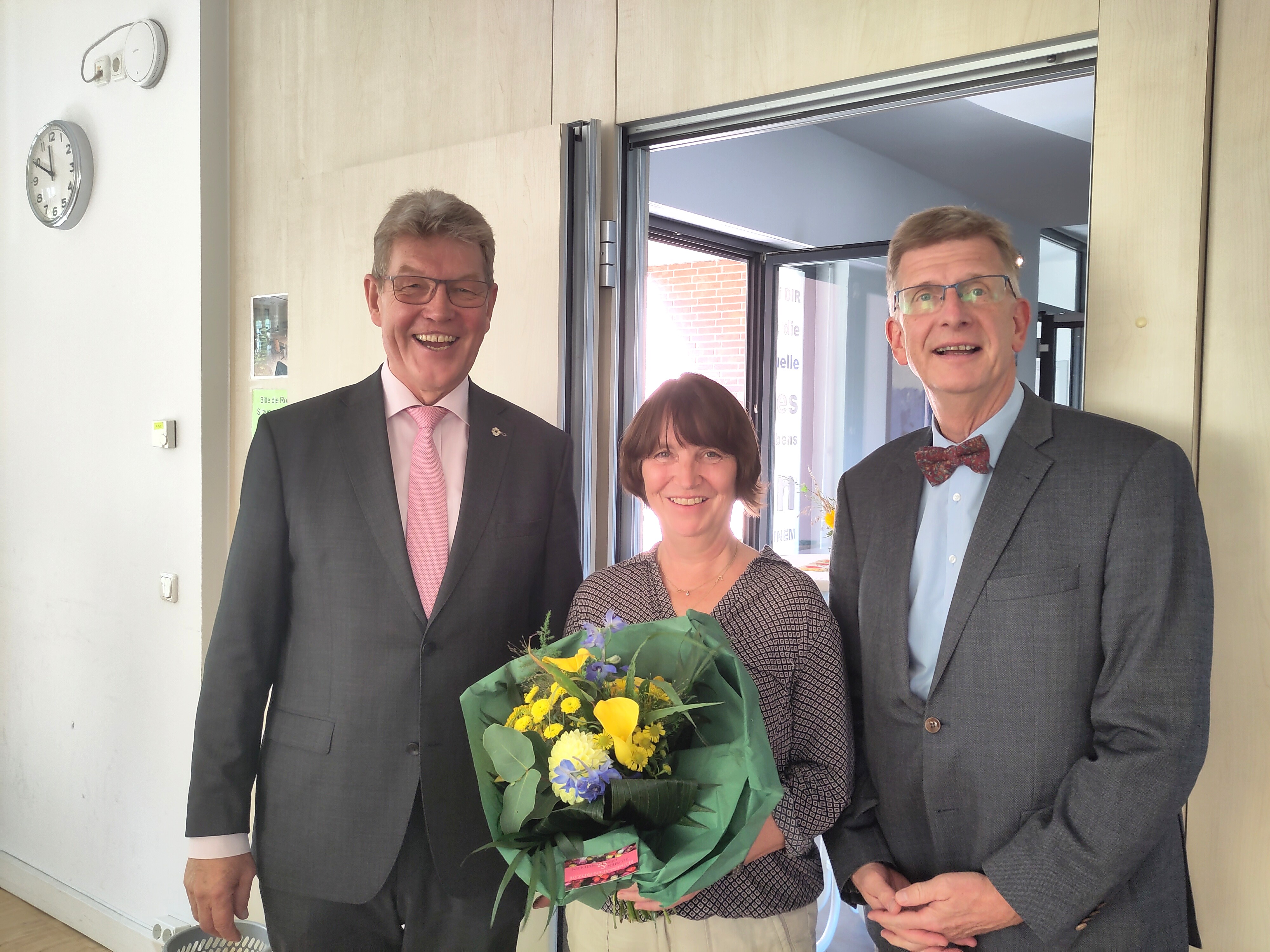 Cornelia Schoßland-Muschner (Mitte) mit Dekan Dr. Martin Fedler-Raupp (links) und Präses Dr. Volkmar Oberklus (rechts)