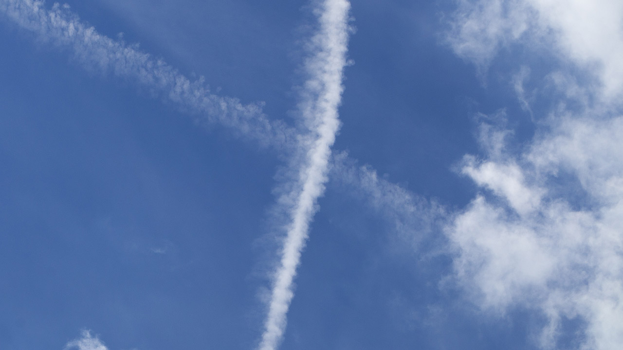 Kreuz aus Kondensstreifen am Himmel