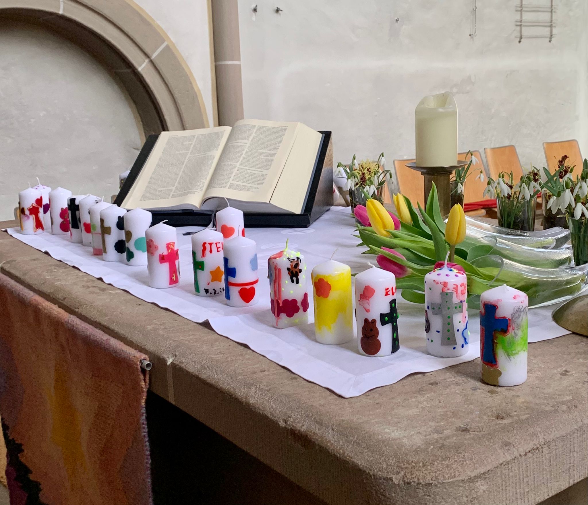 Kinderkirchenzeit_Ostern Selbsgestaltete Kerze auf Altar