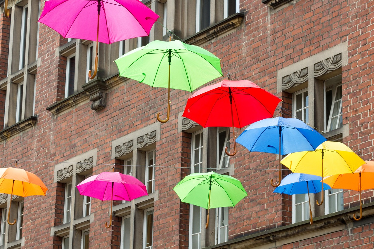 Bunte Regenschirme, die an einer Leie aufgehängt sind