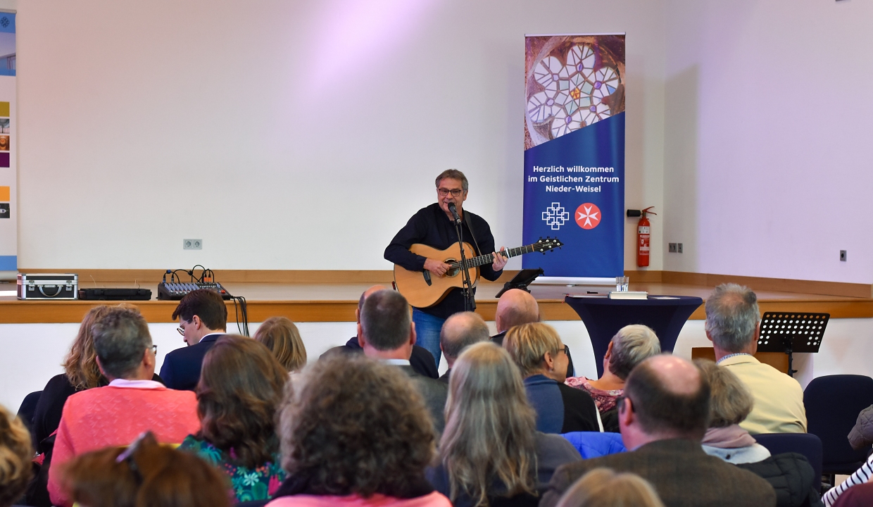 Buchholz mit Gitarre auf der Bühne