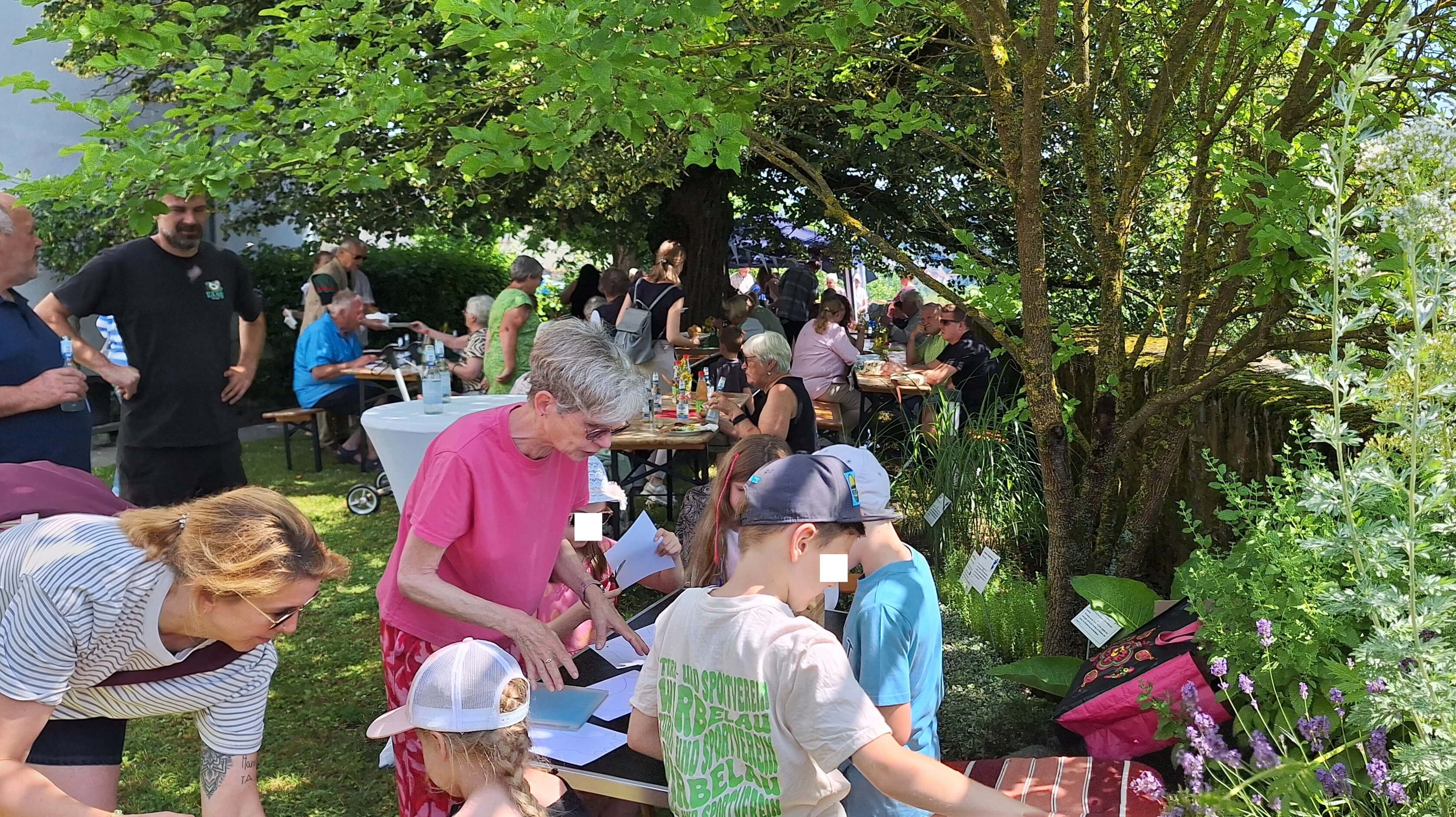 Johannisfest 2026 Menschen im Kirchgarten Löhnberg