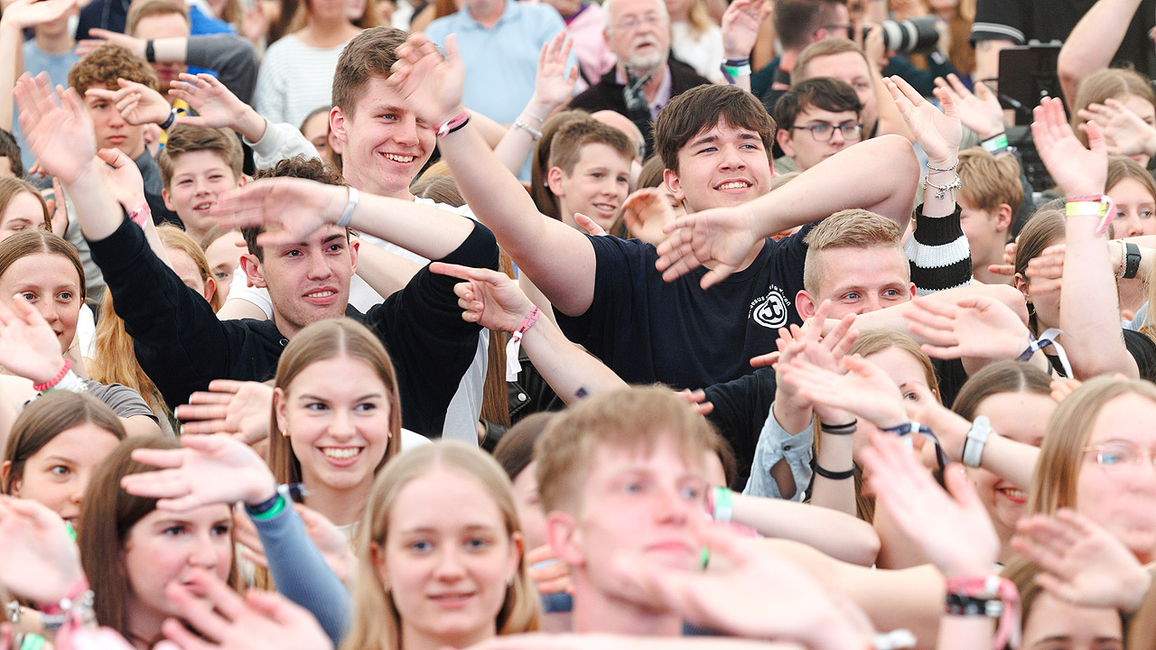 Viele jubelnde Jugendliche