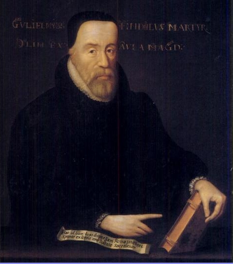 Porträt William Tyndales in schwarzer Gelehrtenkleidung, mit kurzem Bart. Er zeigt auf ein aufgeschlagenes Buch und hält ein weiteres Buch in der Hand.