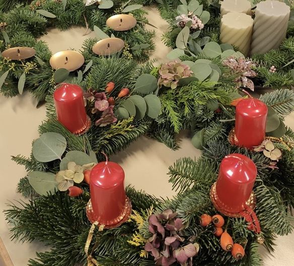 Das Bild zeigt einen Adventskranz mit 4 Kerzen.