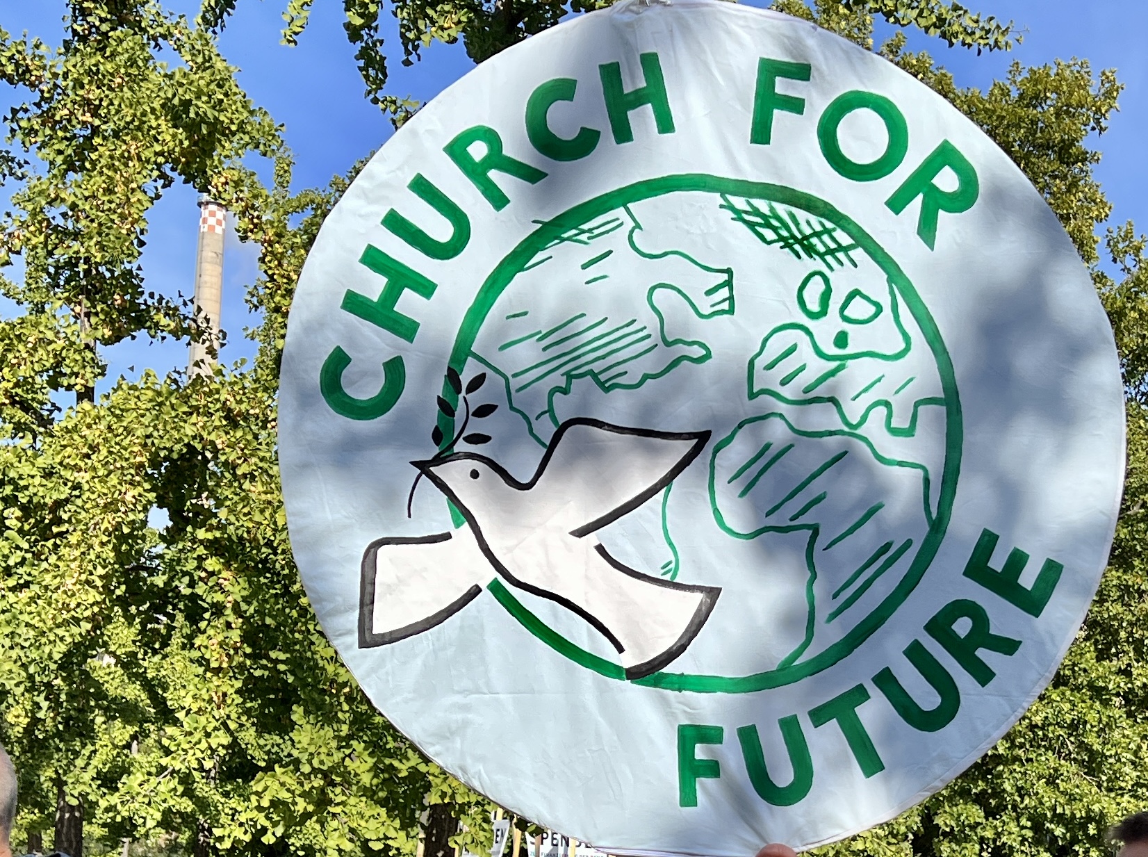 Plakat von "Church for Future" beim Klimastreik in Berlin 2022.