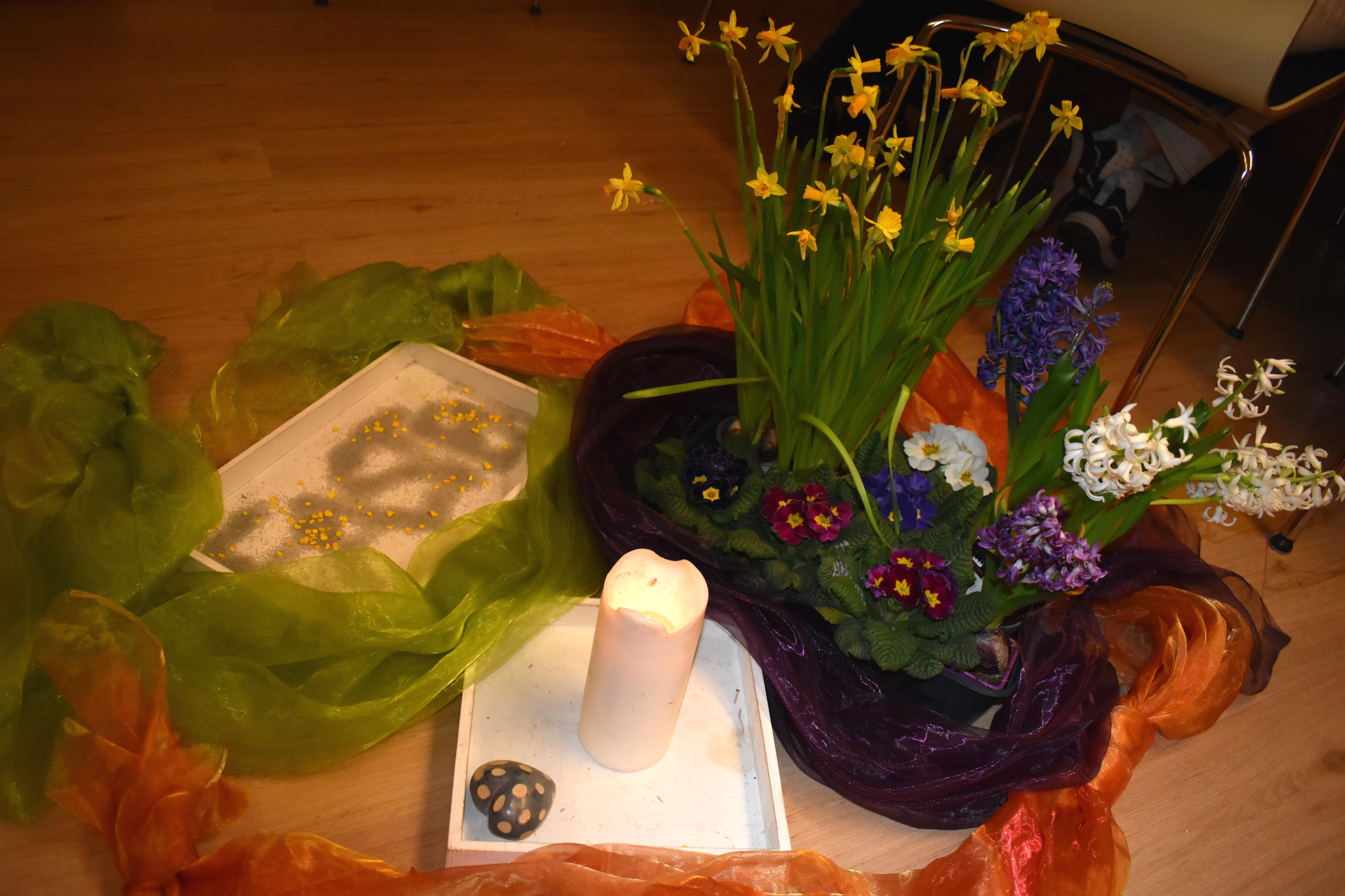 Um dieses blumige Stillleben sammeln sich die Fastenden jeden Abend, um über ihren Tag, ihre körperliche und seelische Verfassung zu berichten