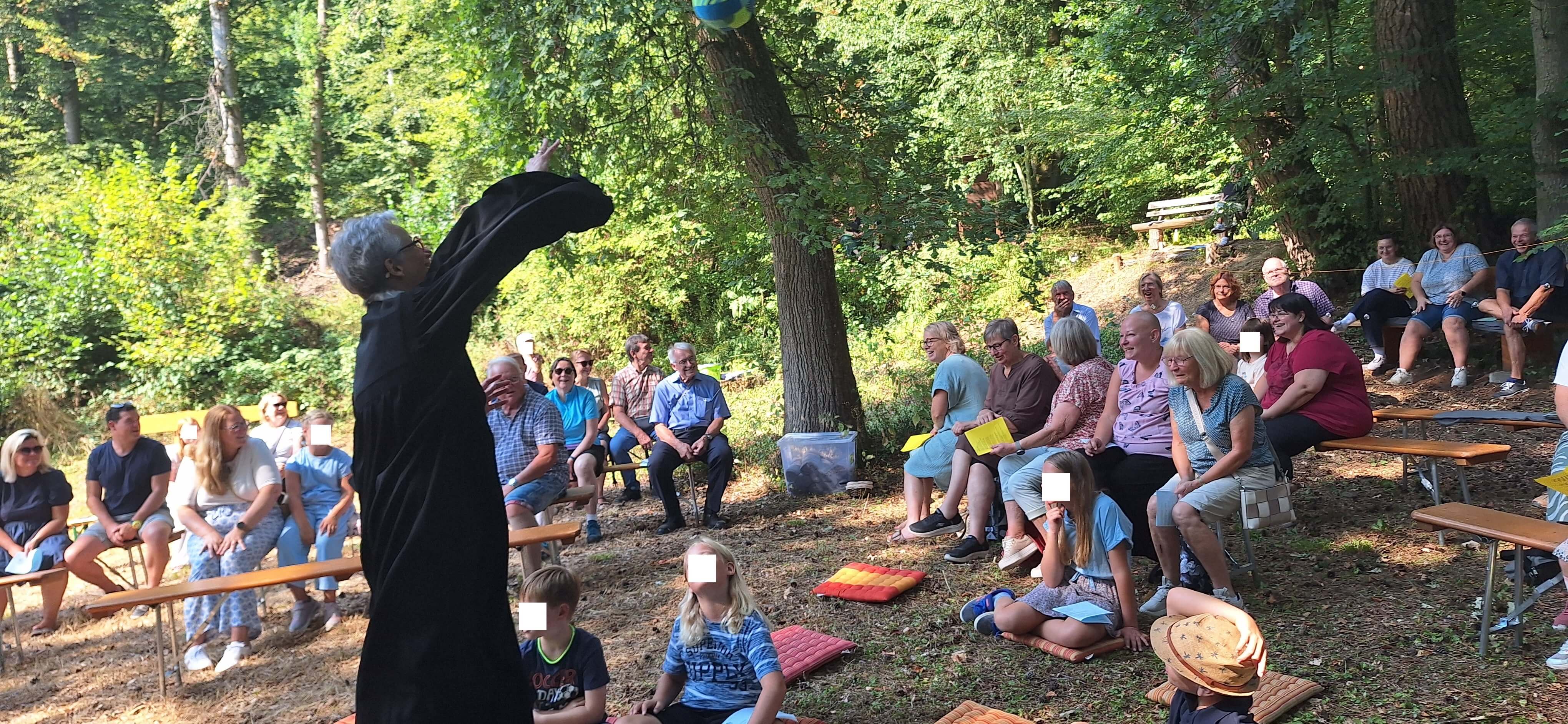 Bewegter Gottesdienst am Pfannstiel Pfarrerin spielt Ball mit Gottesdienstbesuchern