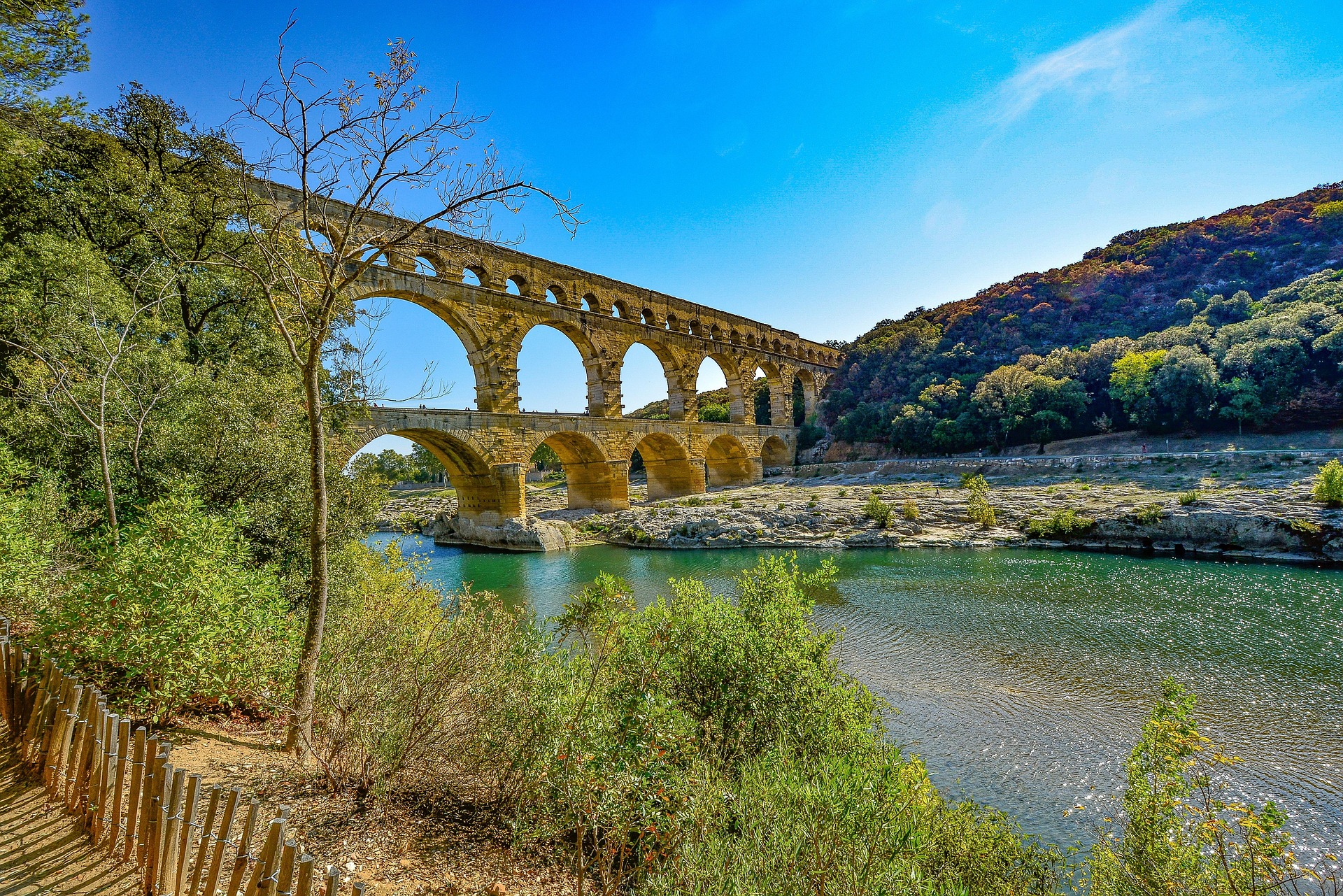 Der Pont du Gard, ein römischer Aquädukt (Brücke) im Süden Frankreichs auf dem Gebiet der Gemeinde Vers-Pont-du-Gard 