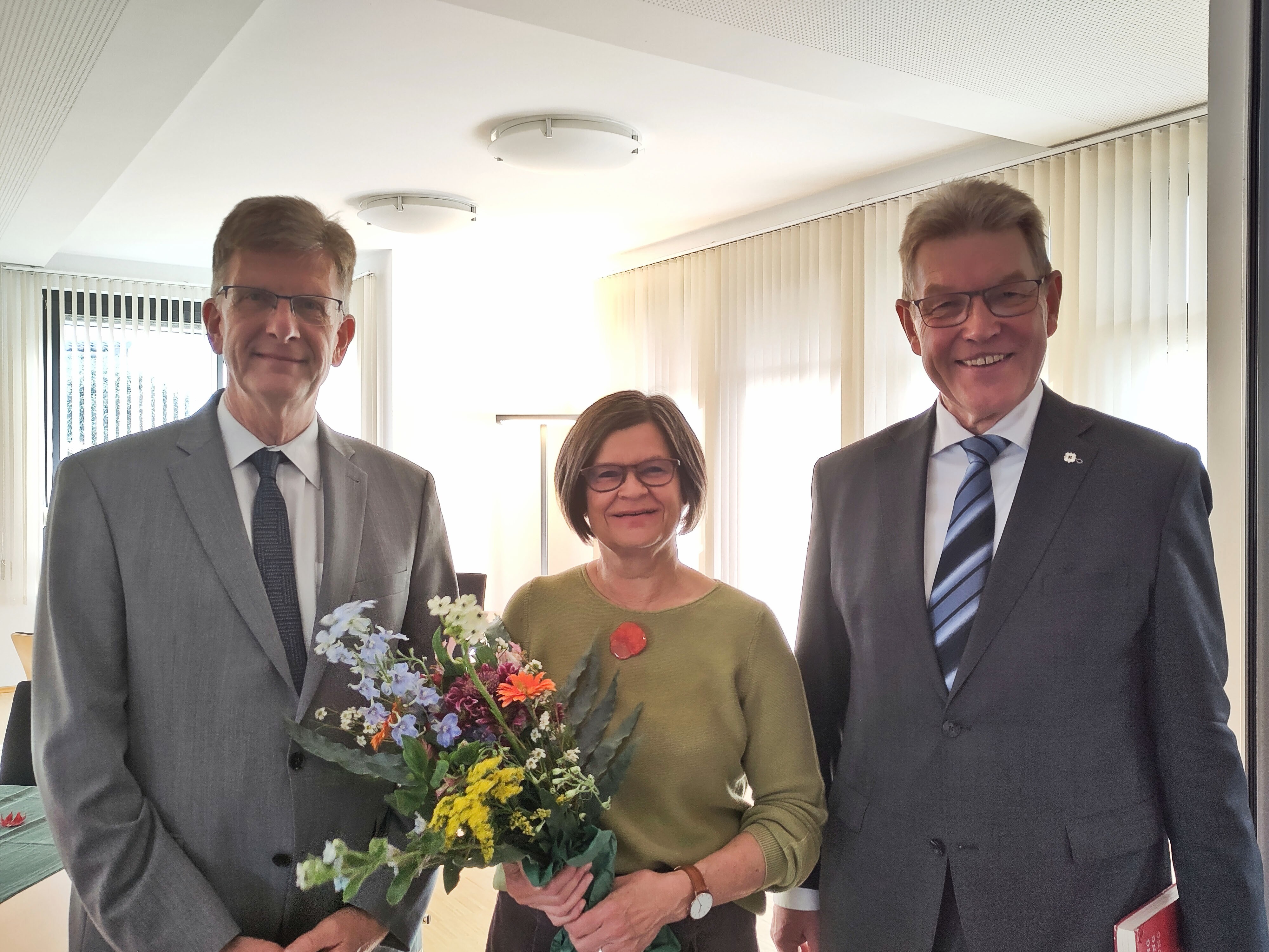 Barbara Raisig (Mitte) mit Dekan Dr. Martin Fedler-Raupp (rechts) und Präses Dr. Volkmar Oberklus (links)